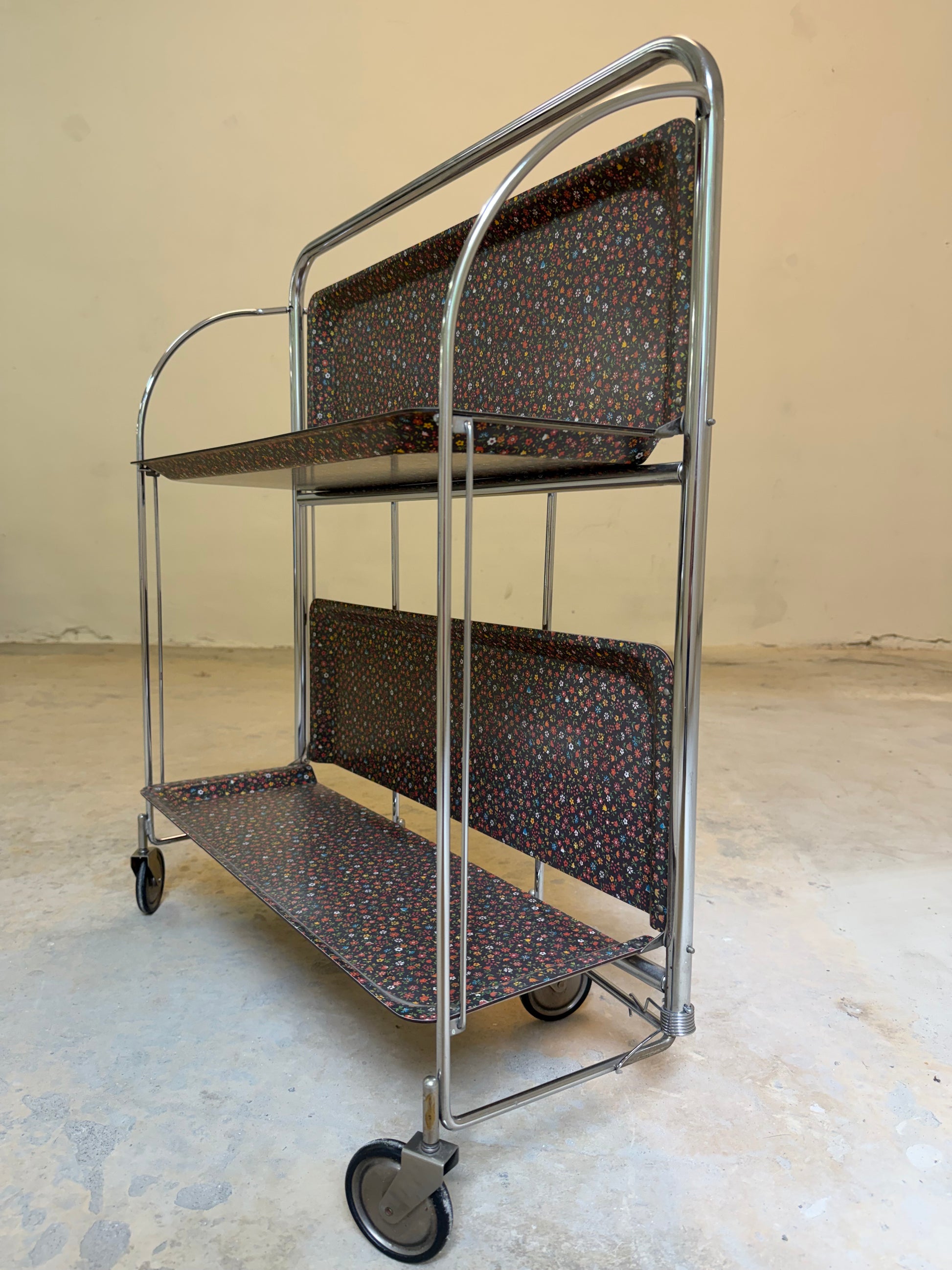 Dinette Servierwagen mit Blümchen und Chrom