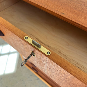 Kommode Teak mit Details in Eiche & Muschelgriffen aus Dänemark