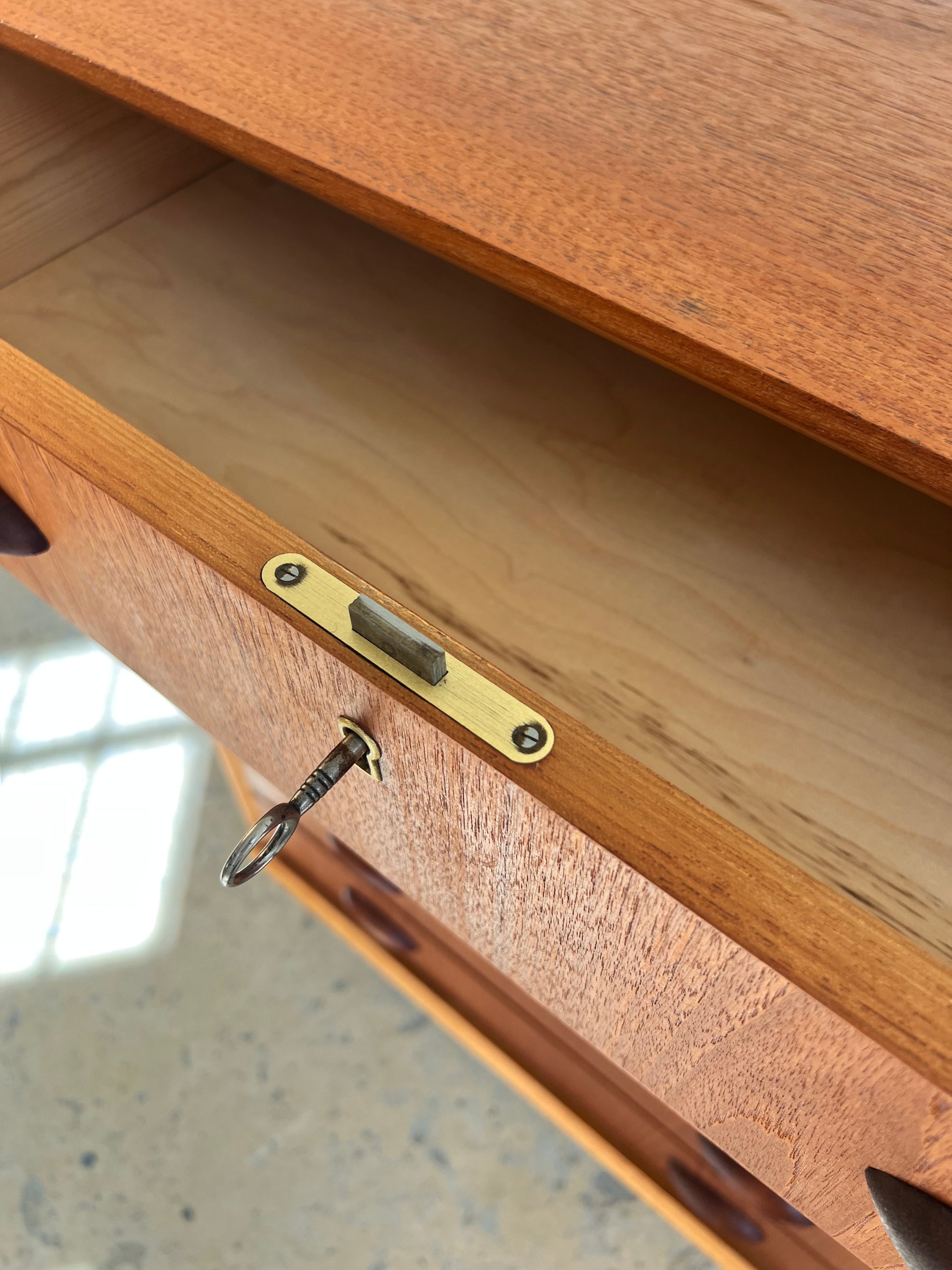 Kommode Teak mit Details in Eiche & Muschelgriffen aus Dänemark