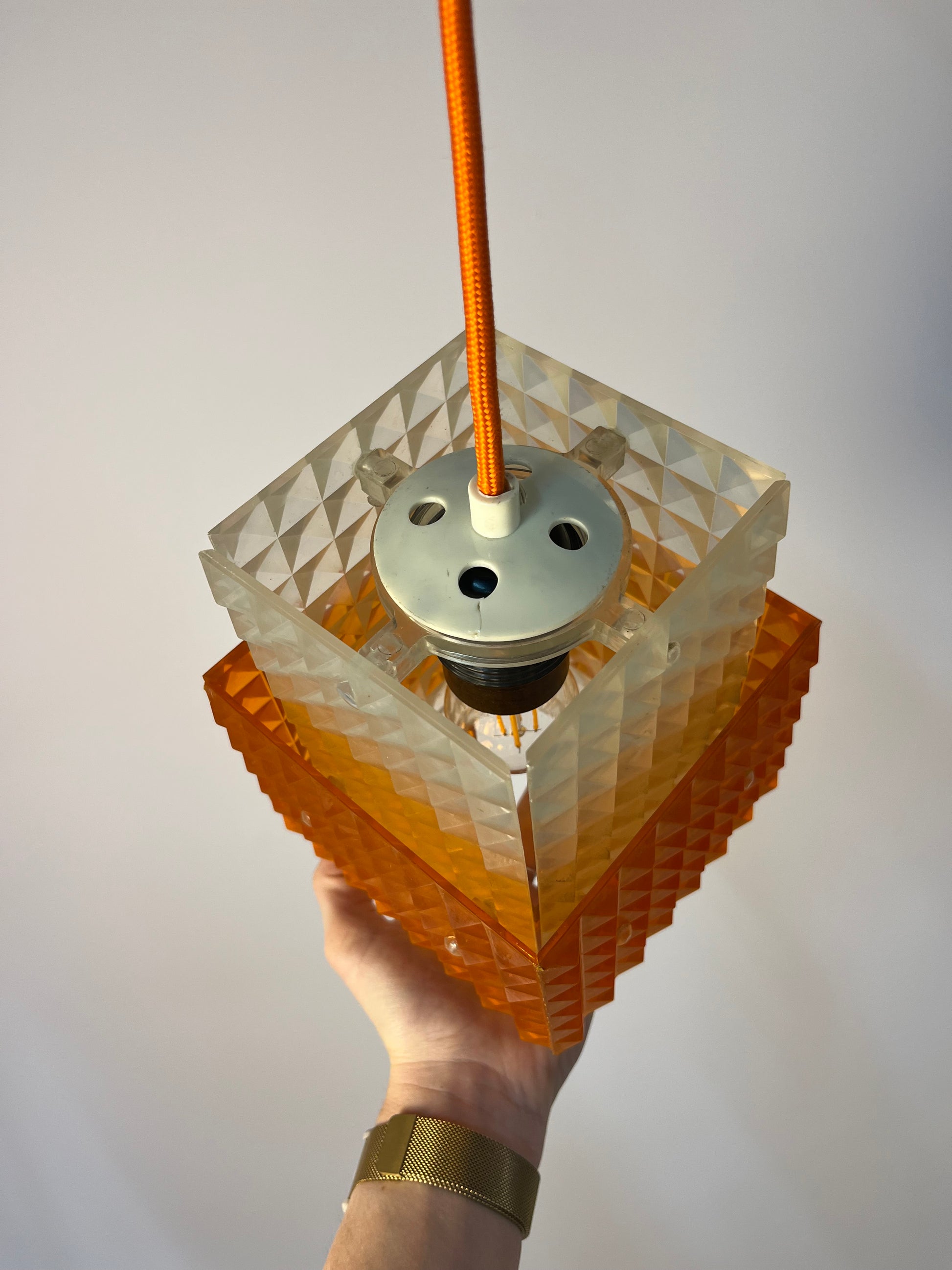 Hängelampe orange weiß mit Wabenstruktur aus der DDR