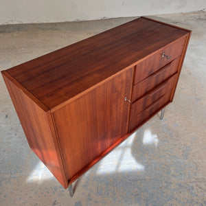 Kommode Teak mit neuen Chromfüßen von Werner Ortlepp