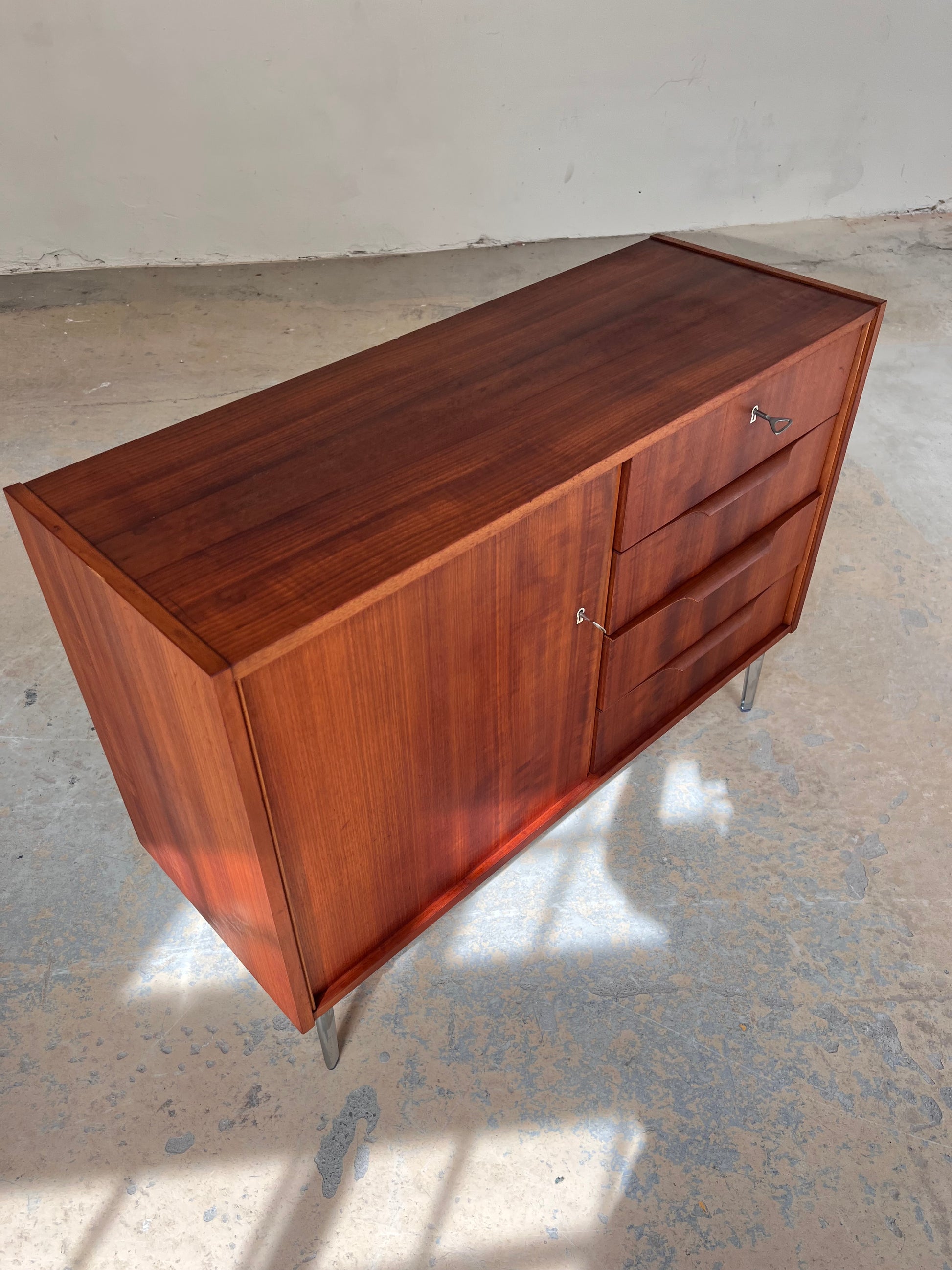 Kommode Teak mit neuen Chromfüßen von Werner Ortlepp