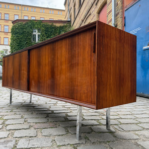Sideboard Mahagoni mit Schiebetüren & Chromfüßen