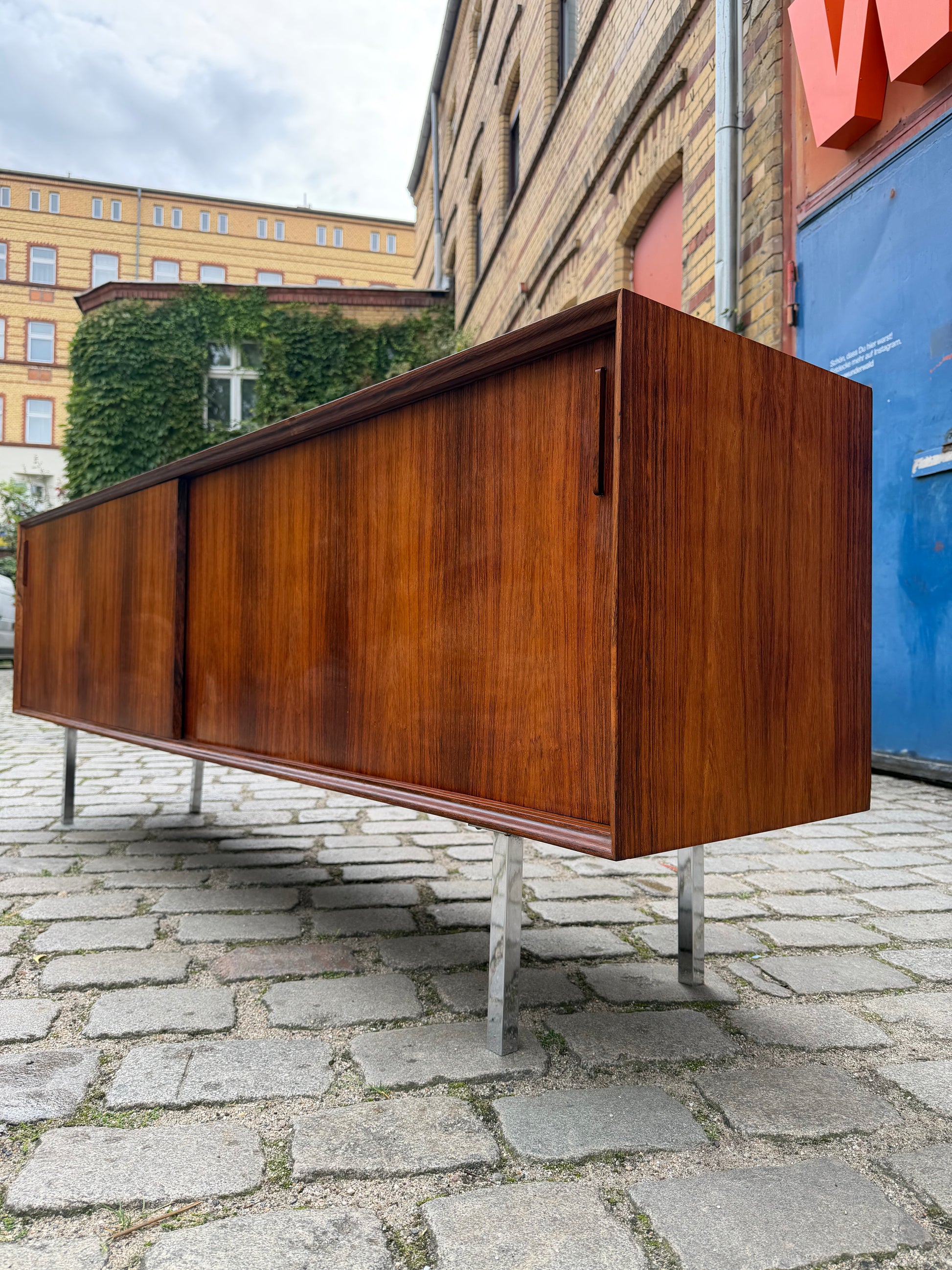 Sideboard Mahagoni mit Schiebetüren & Chromfüßen