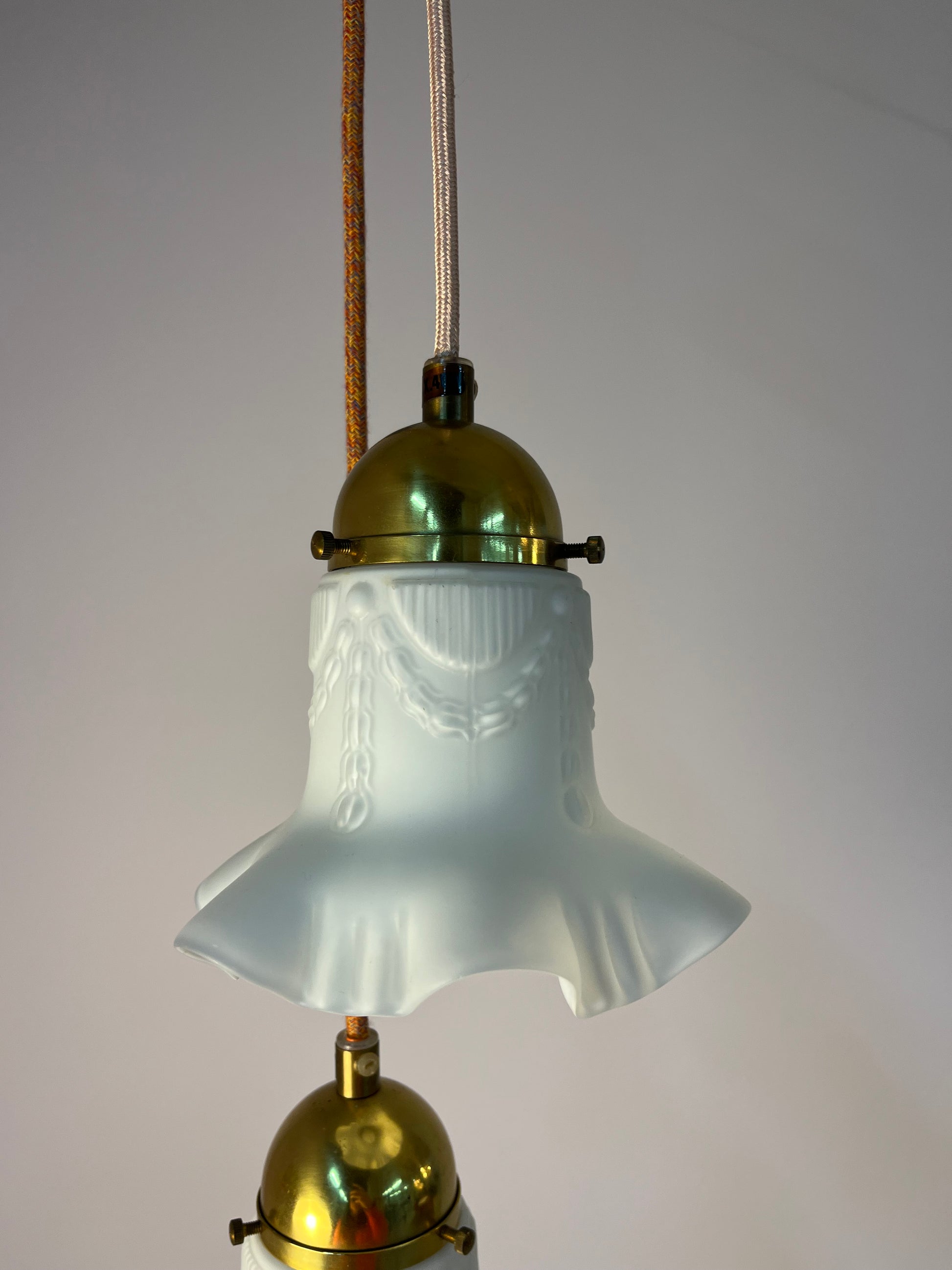 Blumenlampe Milchglas Messing aus Dänemark