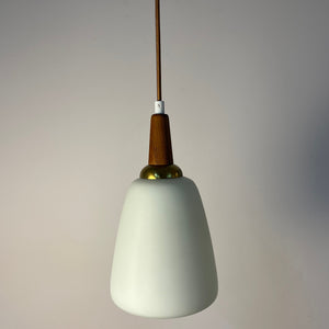 Hängelampe Opalglas mit Teak & Messing Kabelführung aus Dänemark