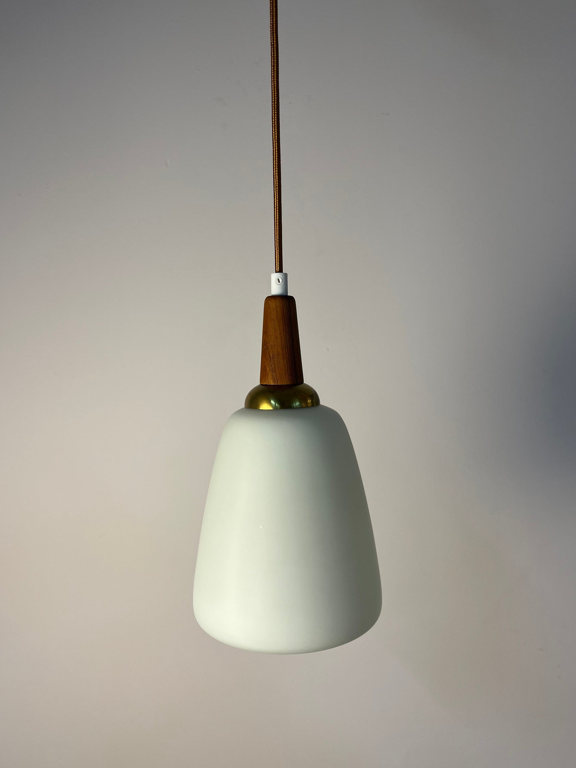 Hängelampe Opalglas mit Teak & Messing Kabelführung aus Dänemark