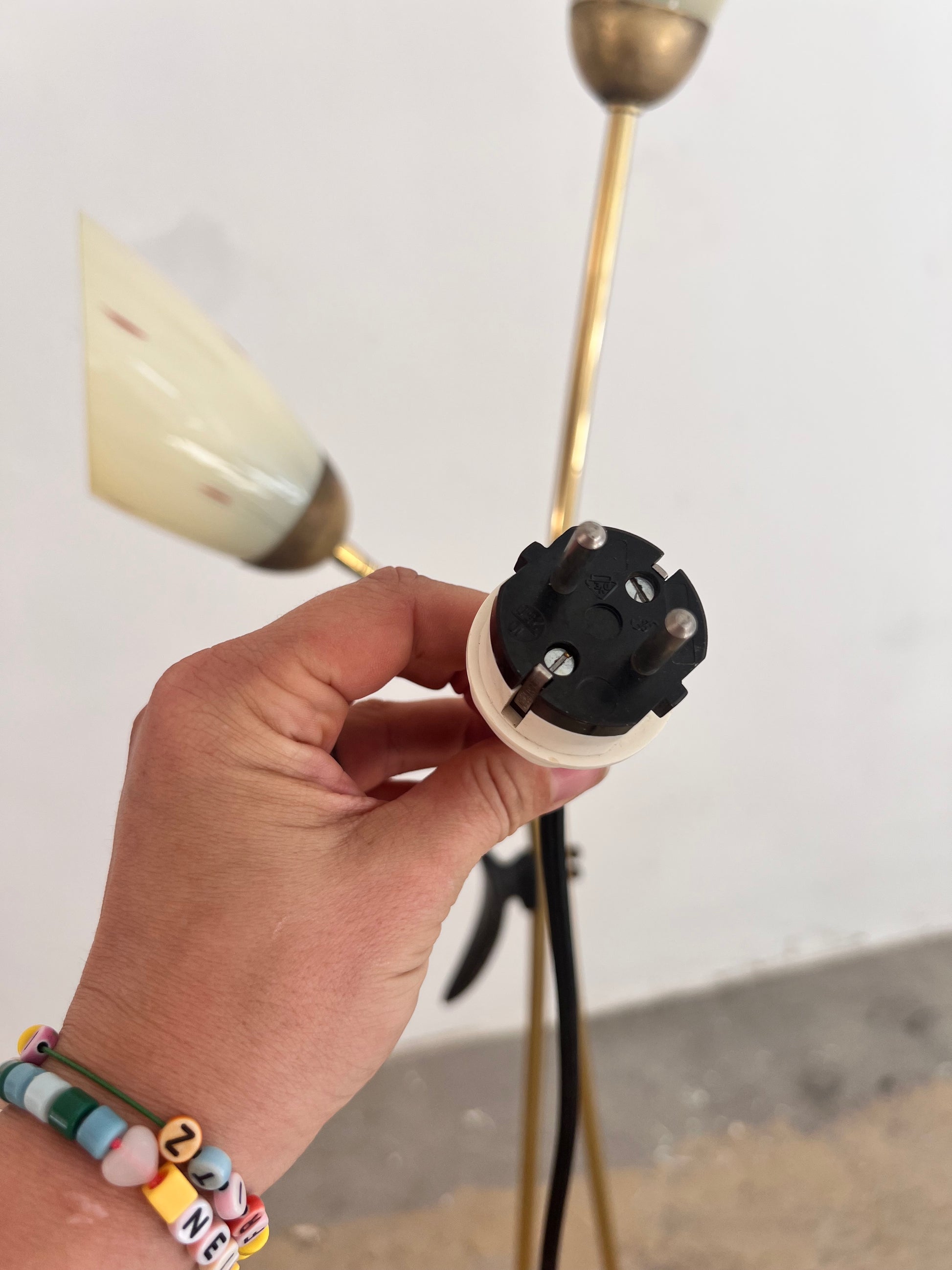 Stehlampe mit zwei Schwanenhalsarmen Messing