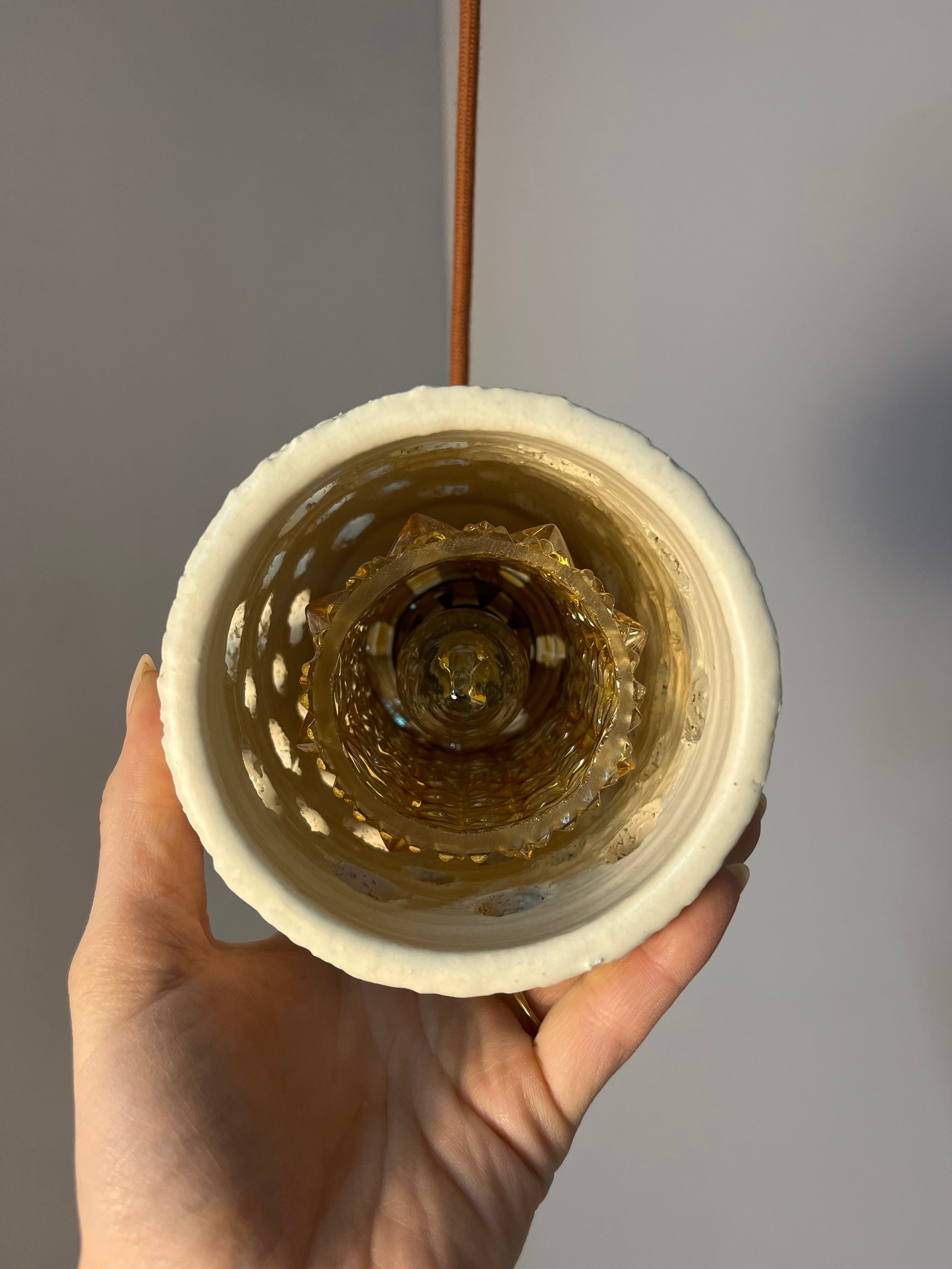 Hängelampe beige Keramik mit Glaseinsatz