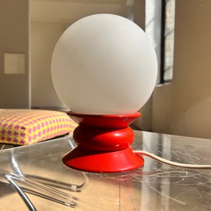 Tischlampe rot Opalglas von Temde