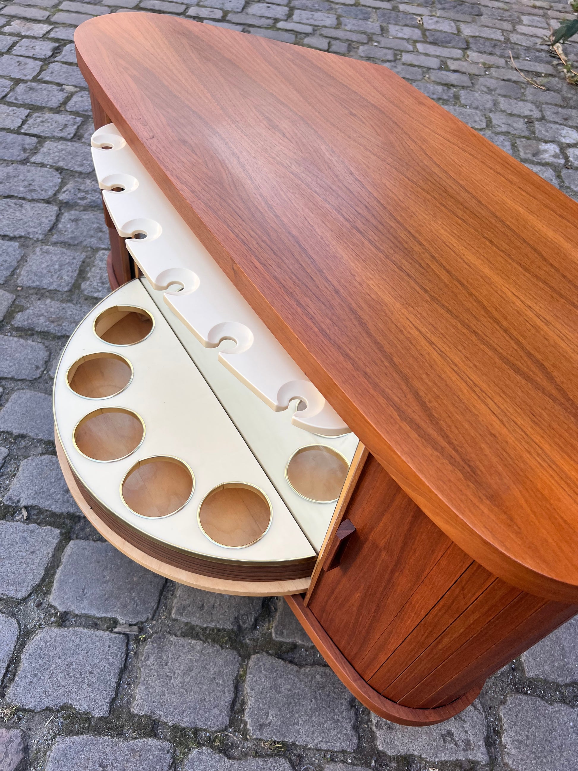 Eckbar Nussbaum mit drehbarem Regal