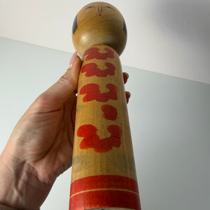 Japanische Kokeshi Holzfigur handbemalt