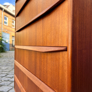 Kommode Teak mit durchgängigen Griffen