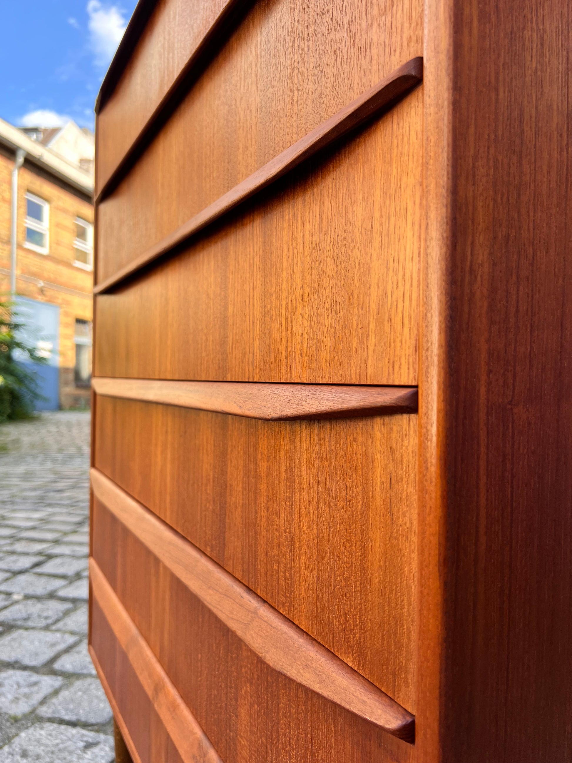 Kommode Teak mit durchgängigen Griffen