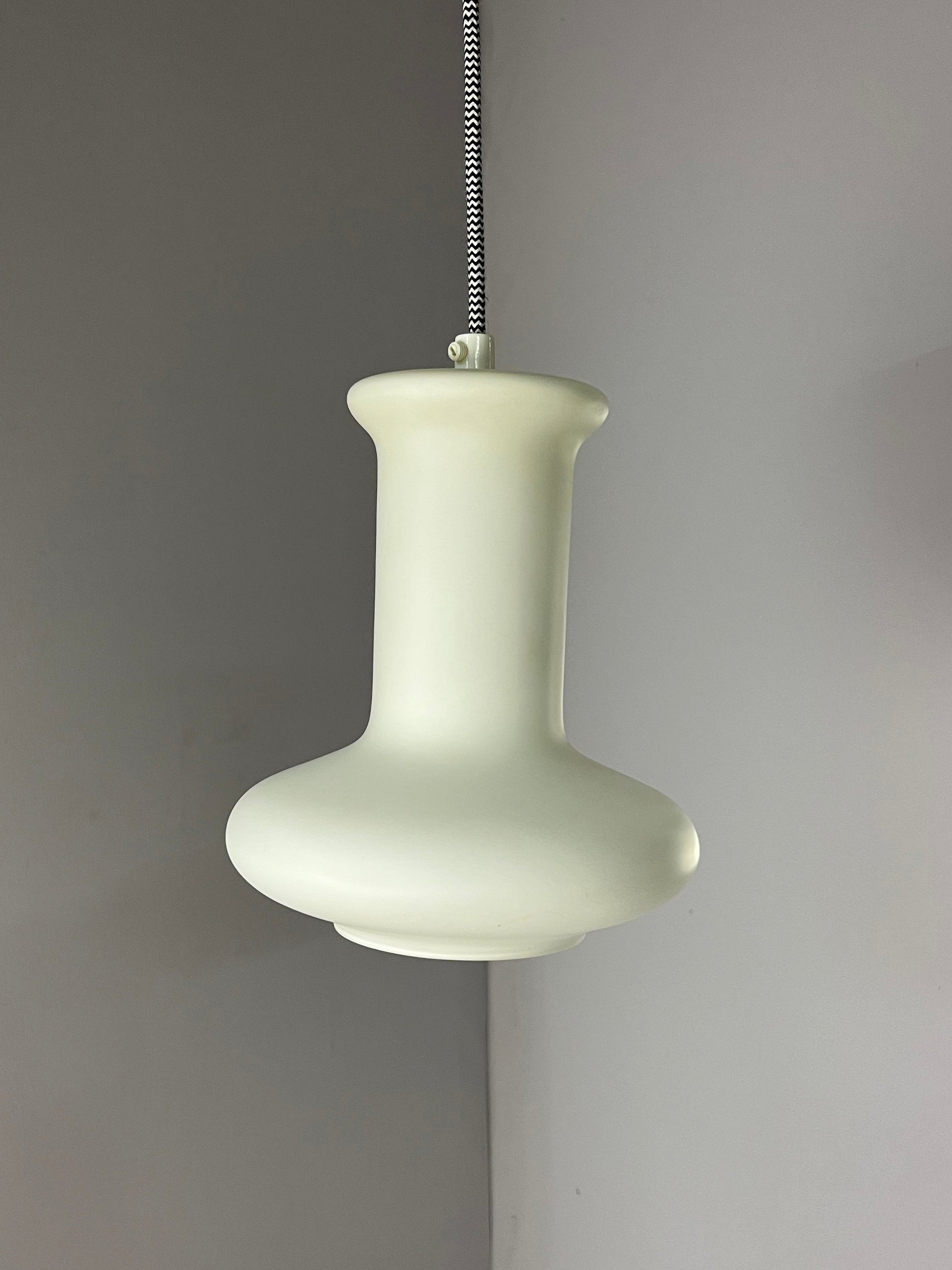 Hängelampe weiß Opalglas von Lightskaer Lighting