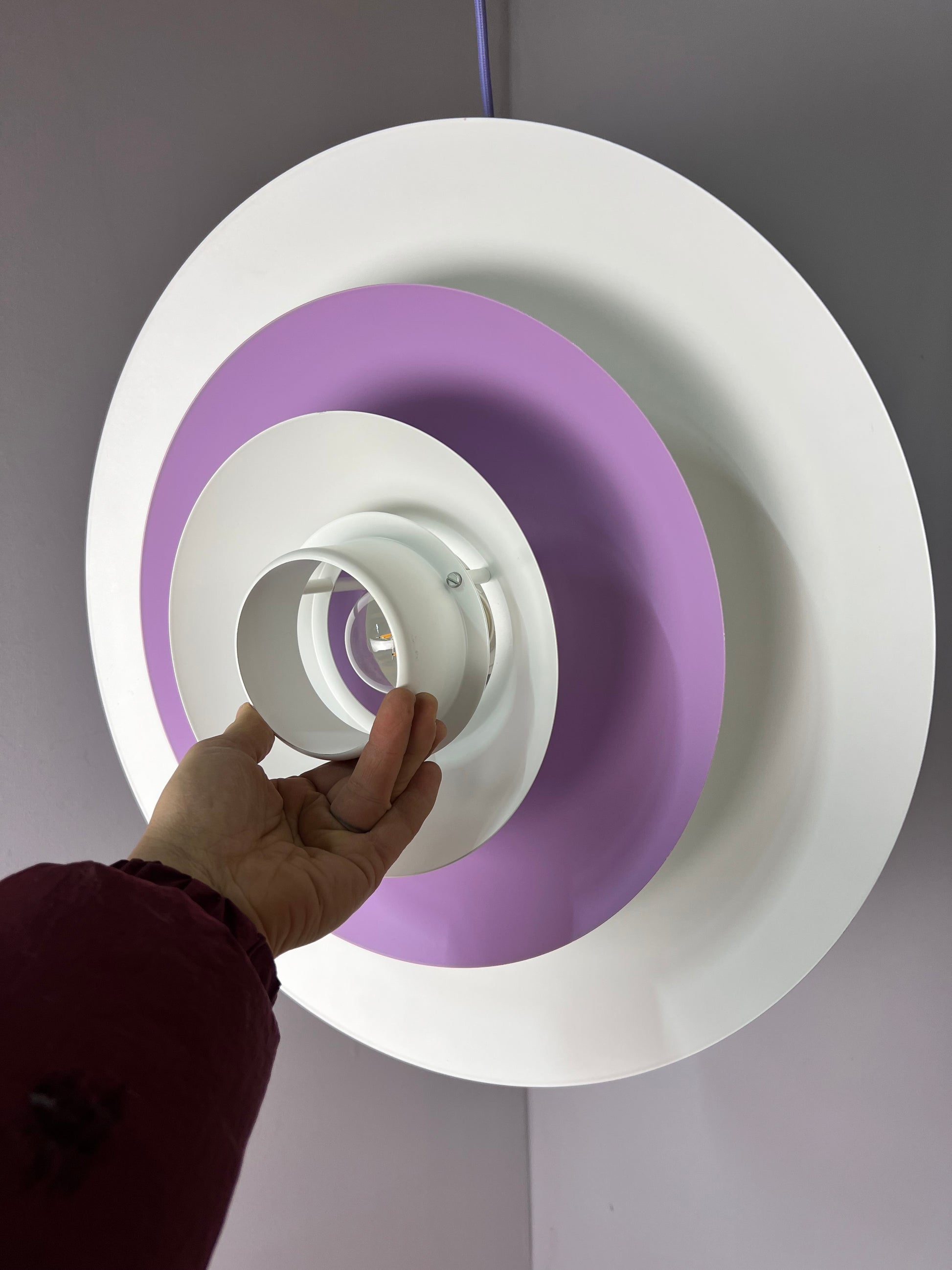 Lamellenlampe weiß lila von Formlight