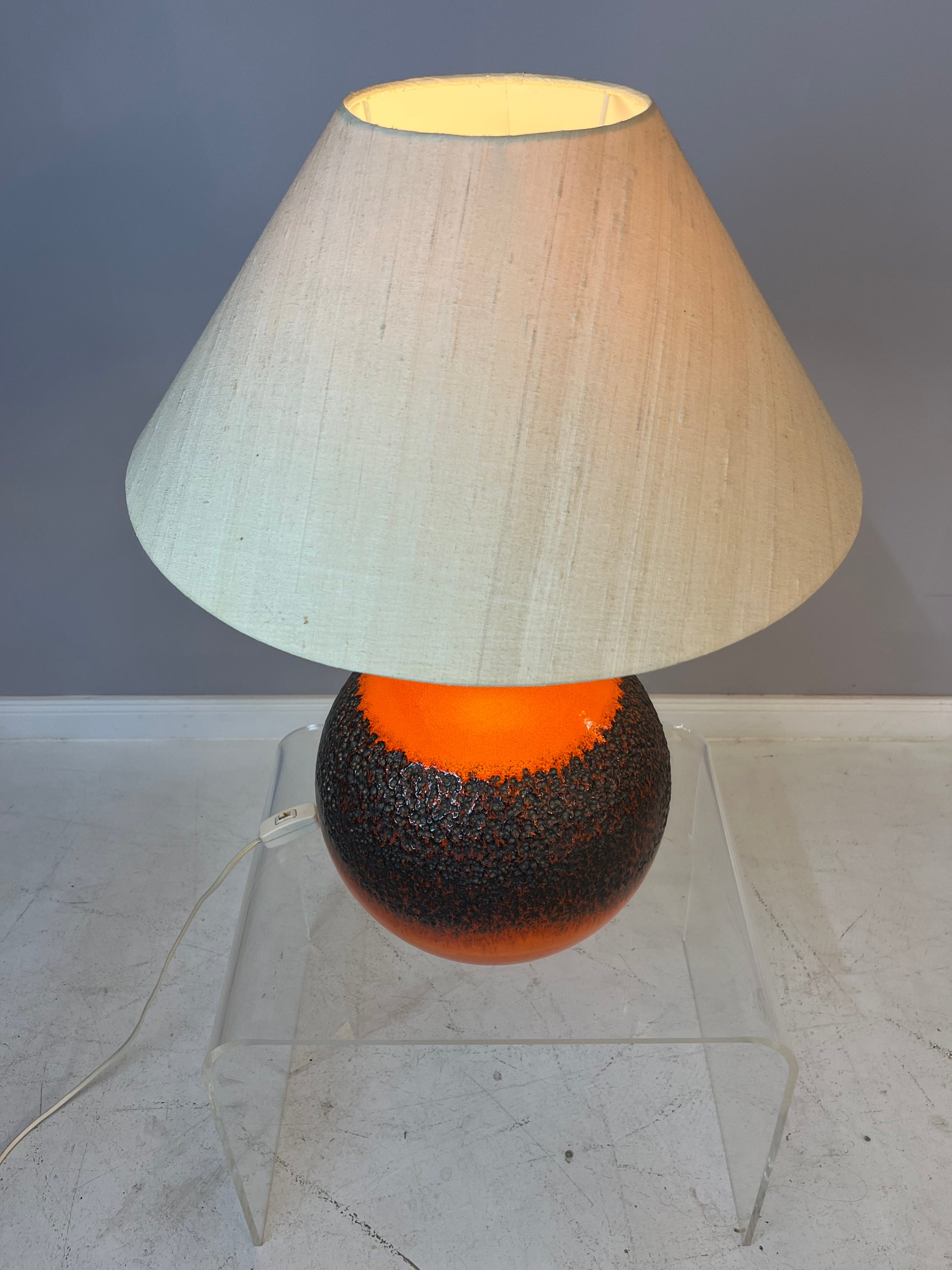 Tischlampe Fat Lava mit Naturseidenschirm orange braun Keramik von JASBA