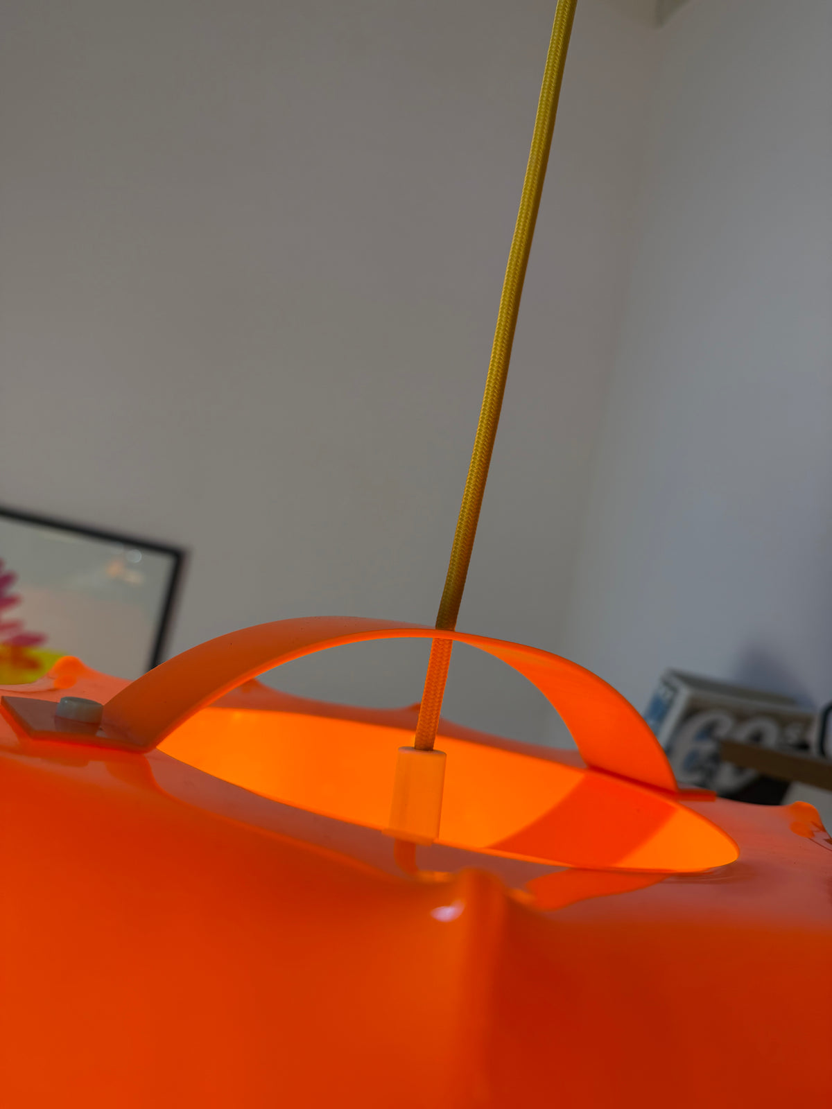 Hängelampe orange mit gelbem Kabel von Ilka Plast