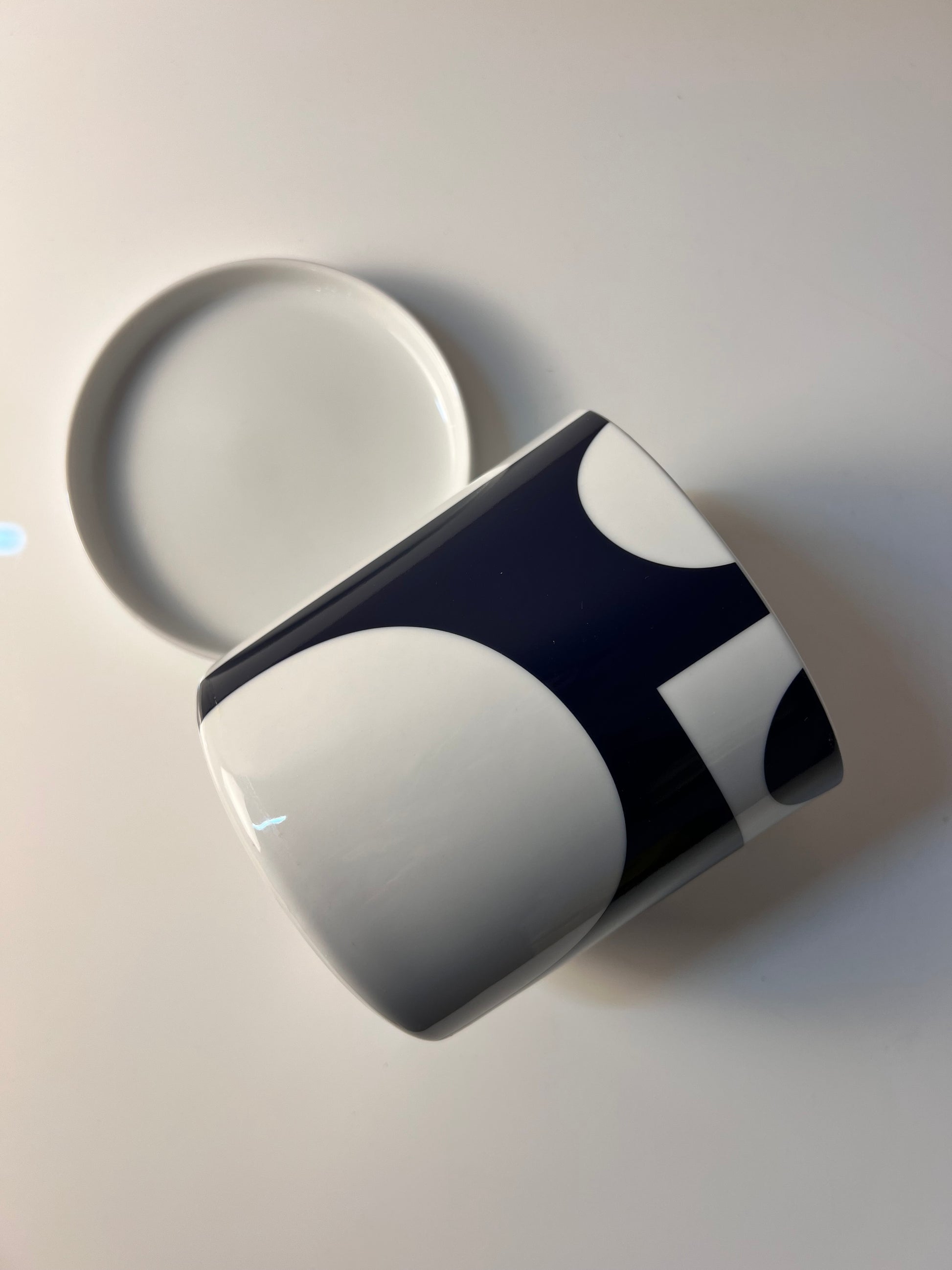 Blumentopf dunkelblau weiß mit "Geometry 1" Print von Verner Panton für Menu