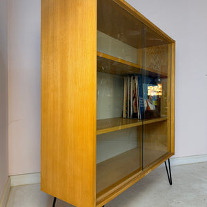 Vitrine Typ 430 mit neuen Hairpinlegs von Joachim Nebelung für Hellerau