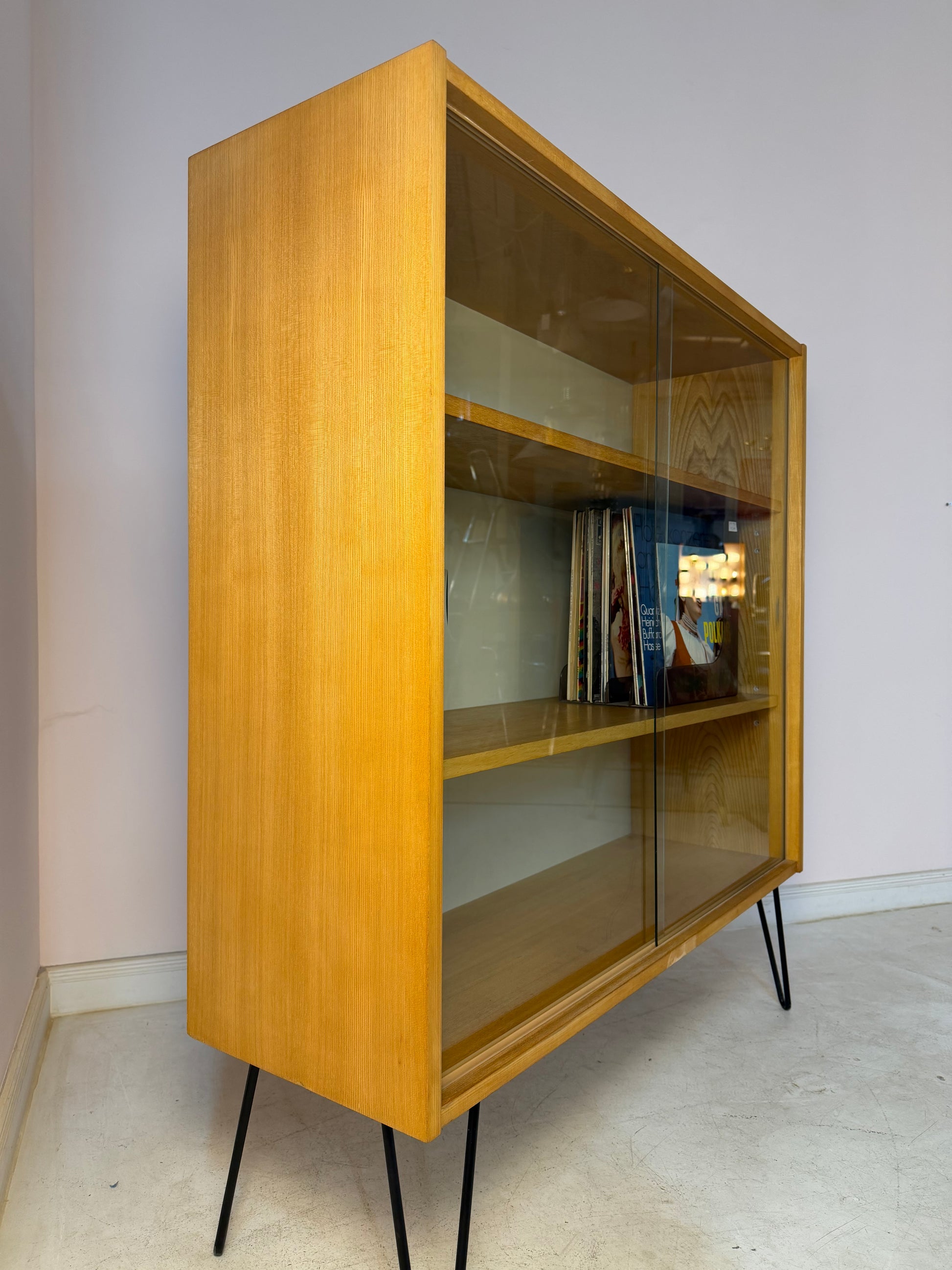 Vitrine Typ 430 mit neuen Hairpinlegs von Joachim Nebelung für Hellerau
