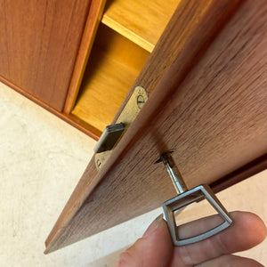 Schrank Teak mit Schloss & neuen Chromfüßen von Heinrich Riestenpatt