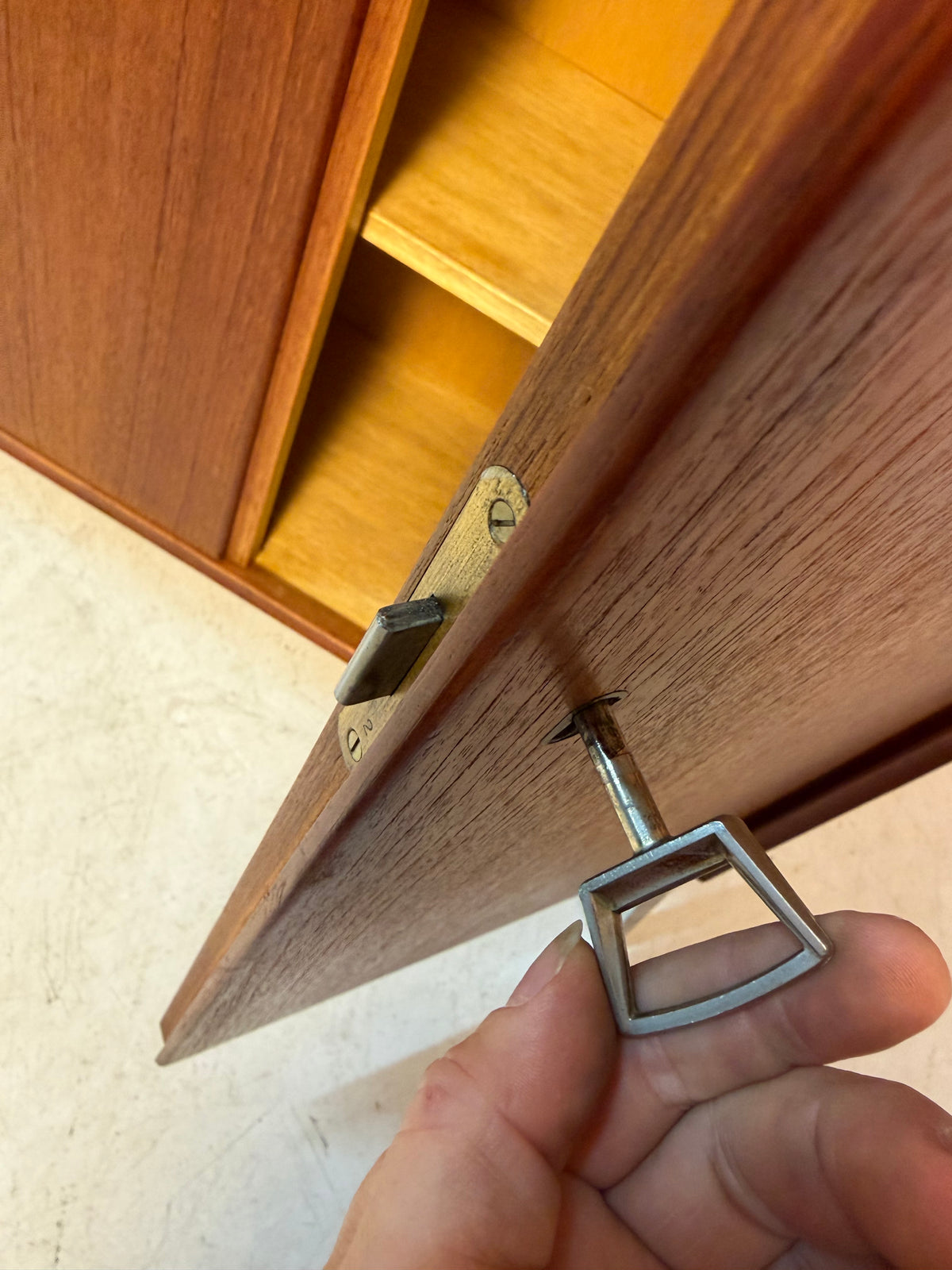 Schrank Teak mit Schloss & neuen Chromfüßen von Heinrich Riestenpatt