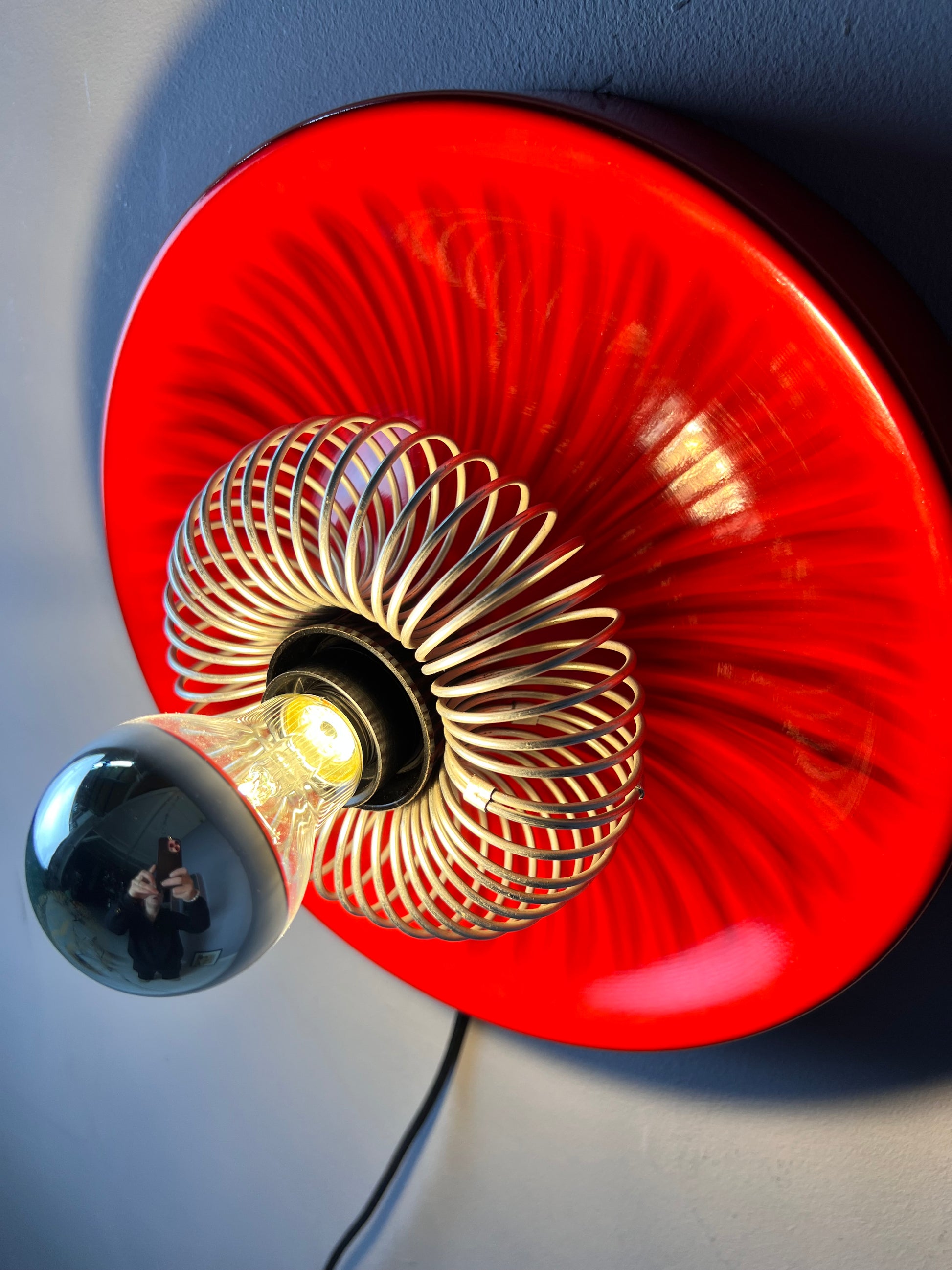 Decken-oder Wandlampe rot mit Sprirale von Elektromfem ISZ