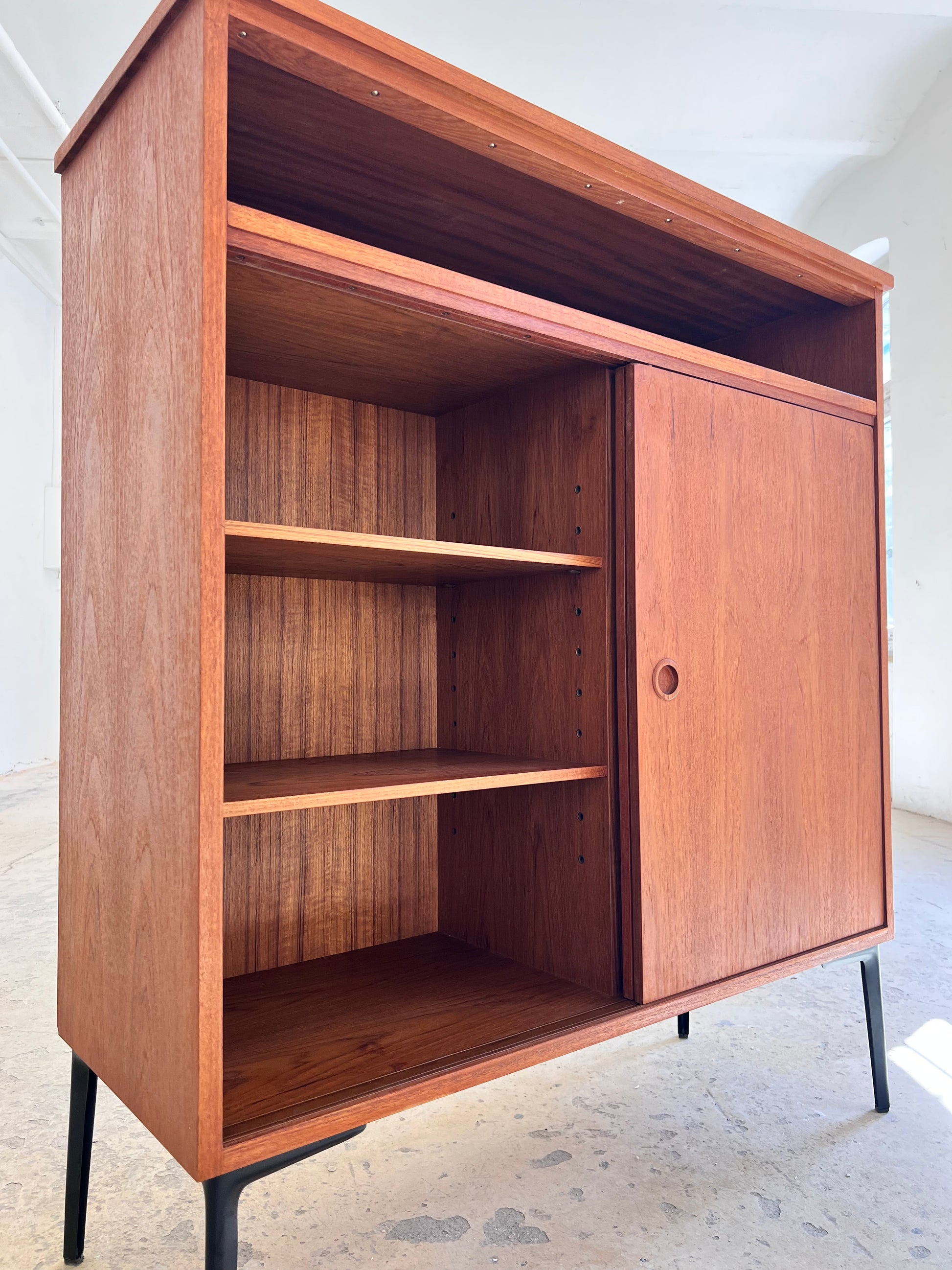 Schrank Teak mit Schiebetüren aus Dänemark