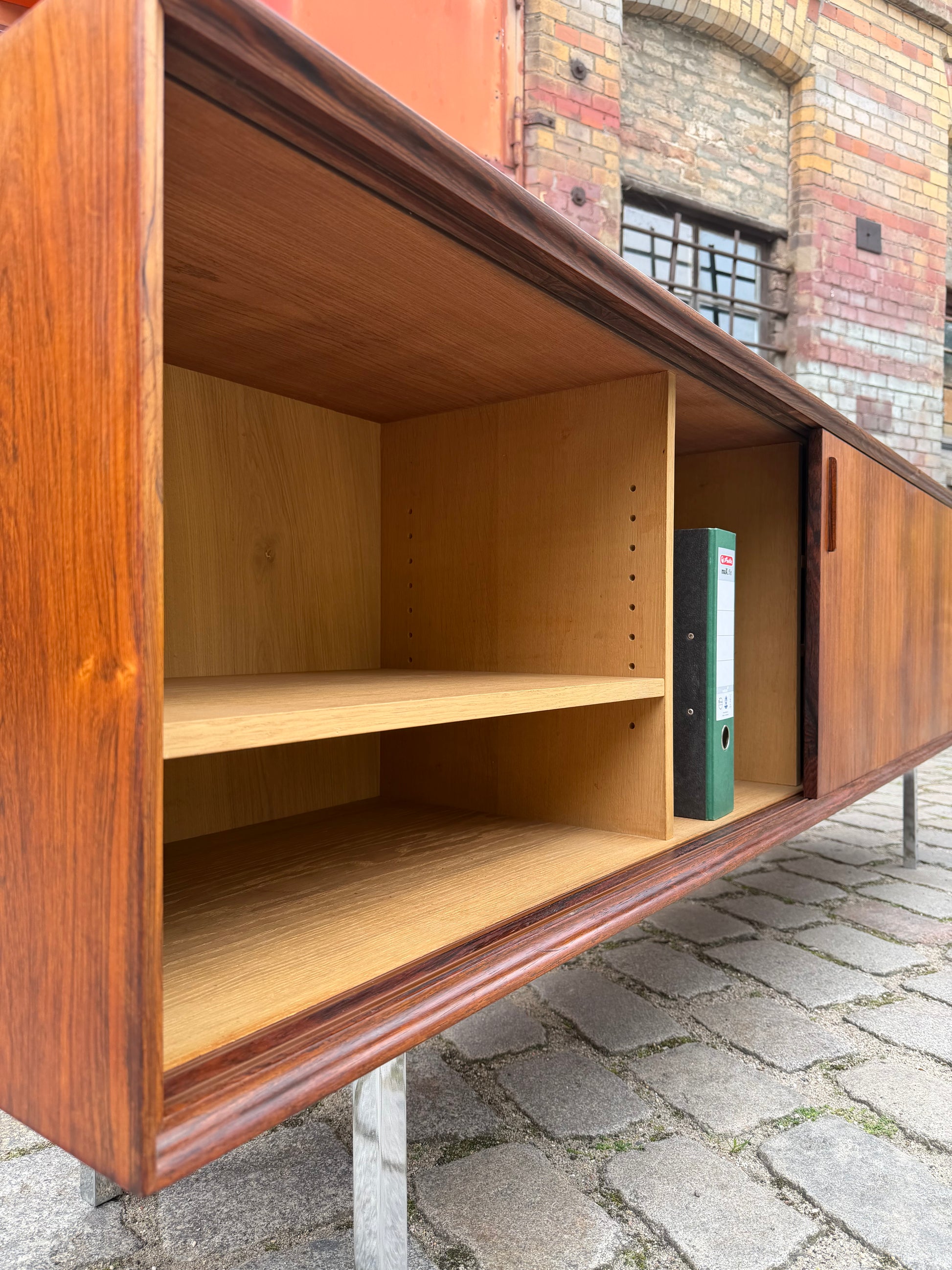 Sideboard Mahagoni mit Schiebetüren & Chromfüßen