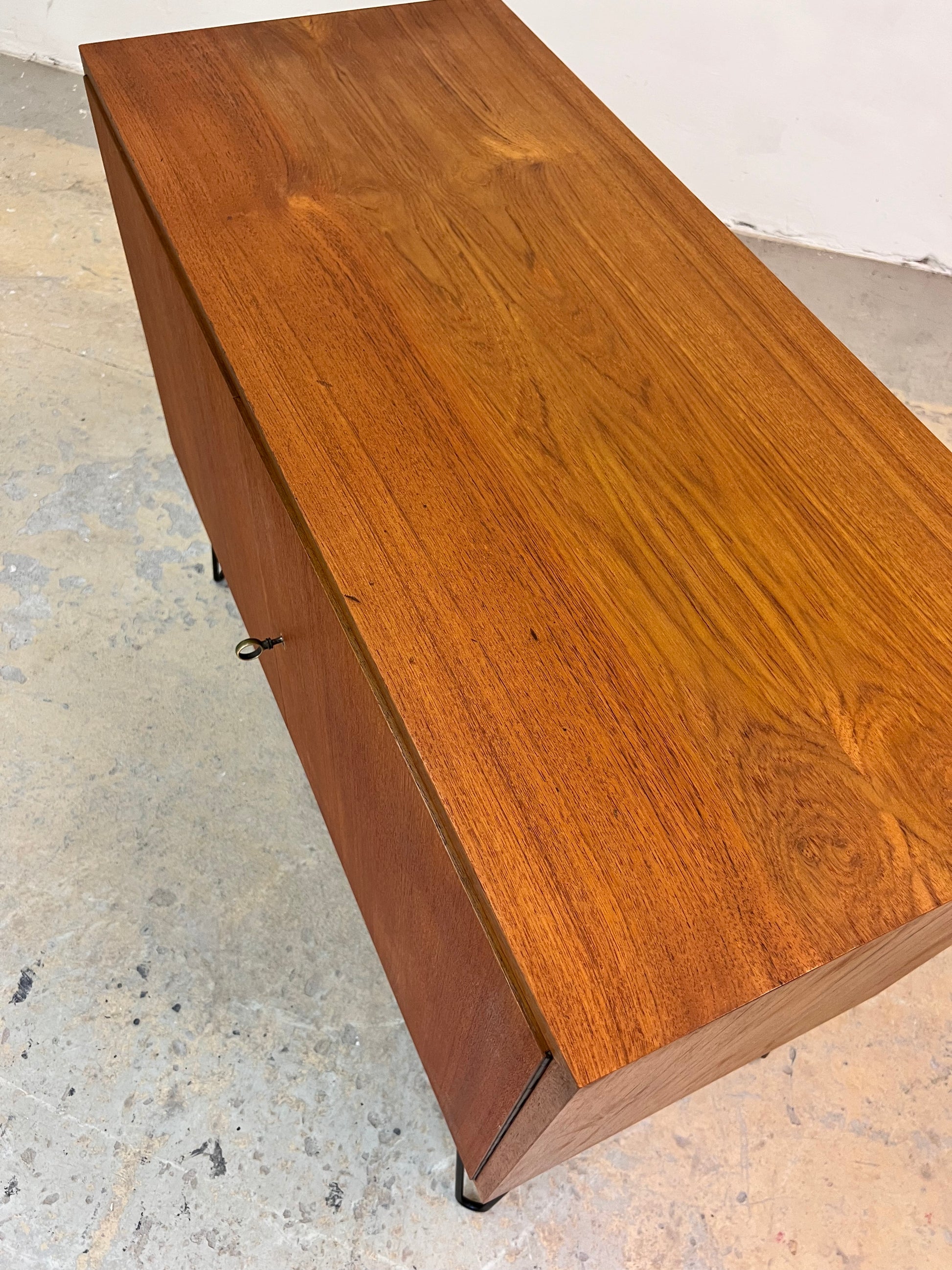 Schrank Teak auf Hairpinlegs
