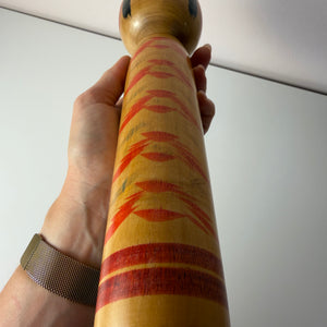 Japanische Kokeshi Holzfigur handbemalt