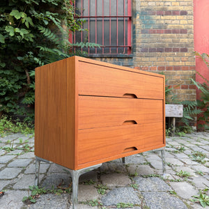 Kommode Teak mit Schubladen auf Chromfüßen
