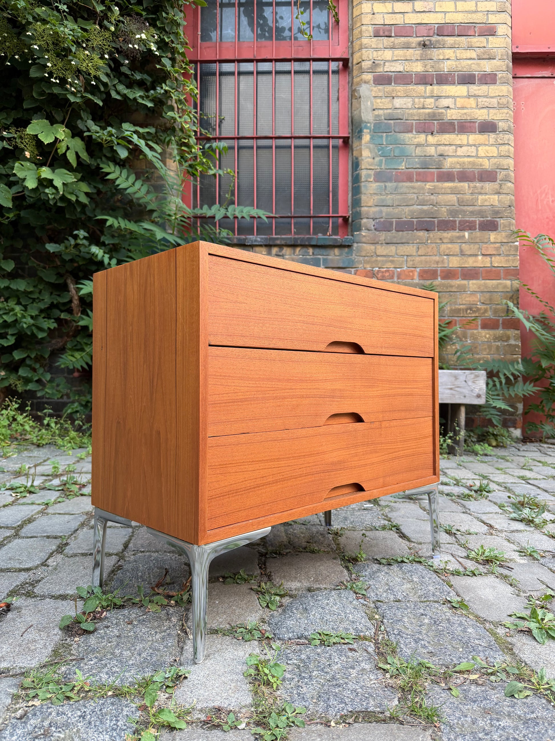 Kommode Teak mit Schubladen auf Chromfüßen