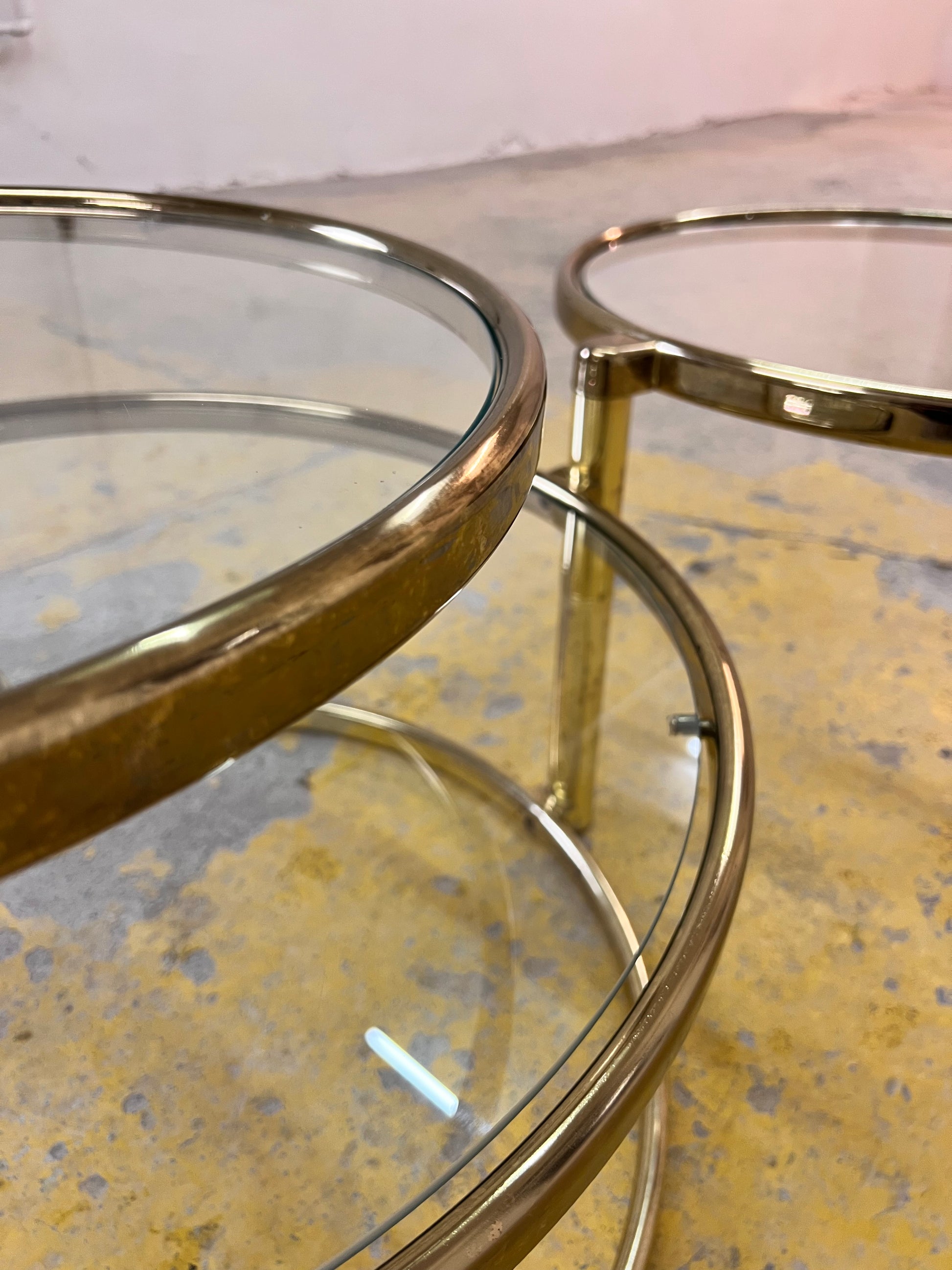 Runder Couchtisch Messing Glas mit drehbaren Tischplatten