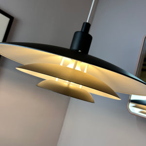 Lamellenlampe schwarz weiß aus Dänemark