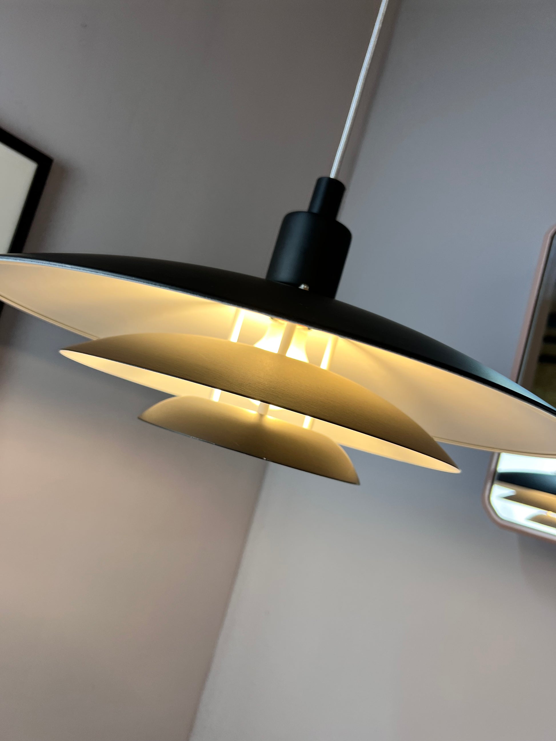 Lamellenlampe schwarz weiß aus Dänemark