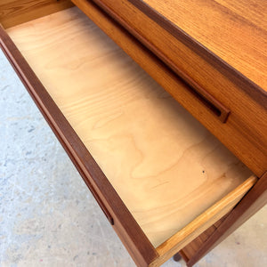 Kommode Teak mit eingelassenen langen Griffen aus Dänemark
