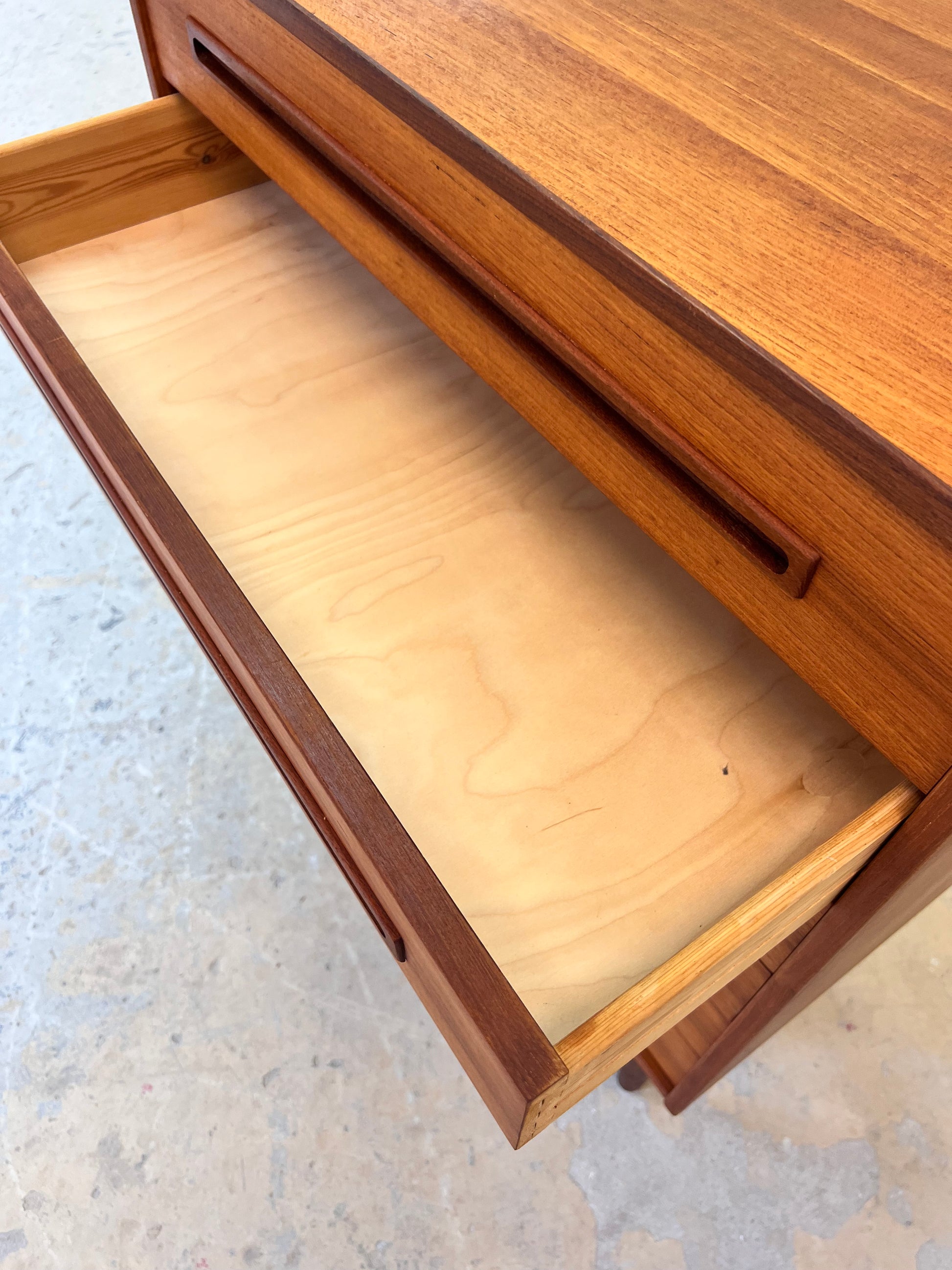 Kommode Teak mit eingelassenen langen Griffen aus Dänemark
