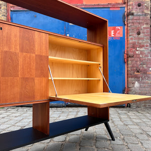 Regal Teak mit Minibar auf neuen Holzfüßen aus Dänemark