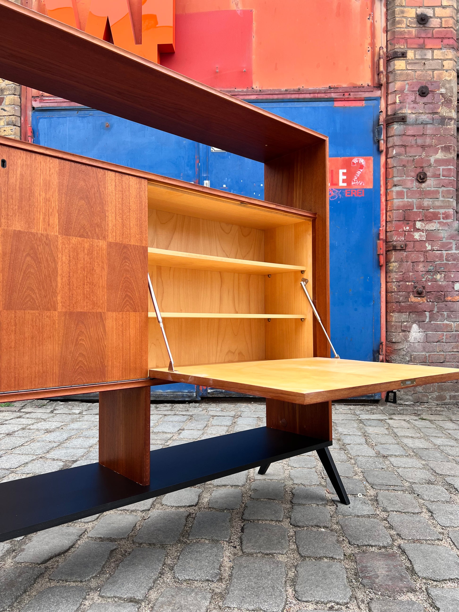Regal Teak mit Minibar auf neuen Holzfüßen aus Dänemark