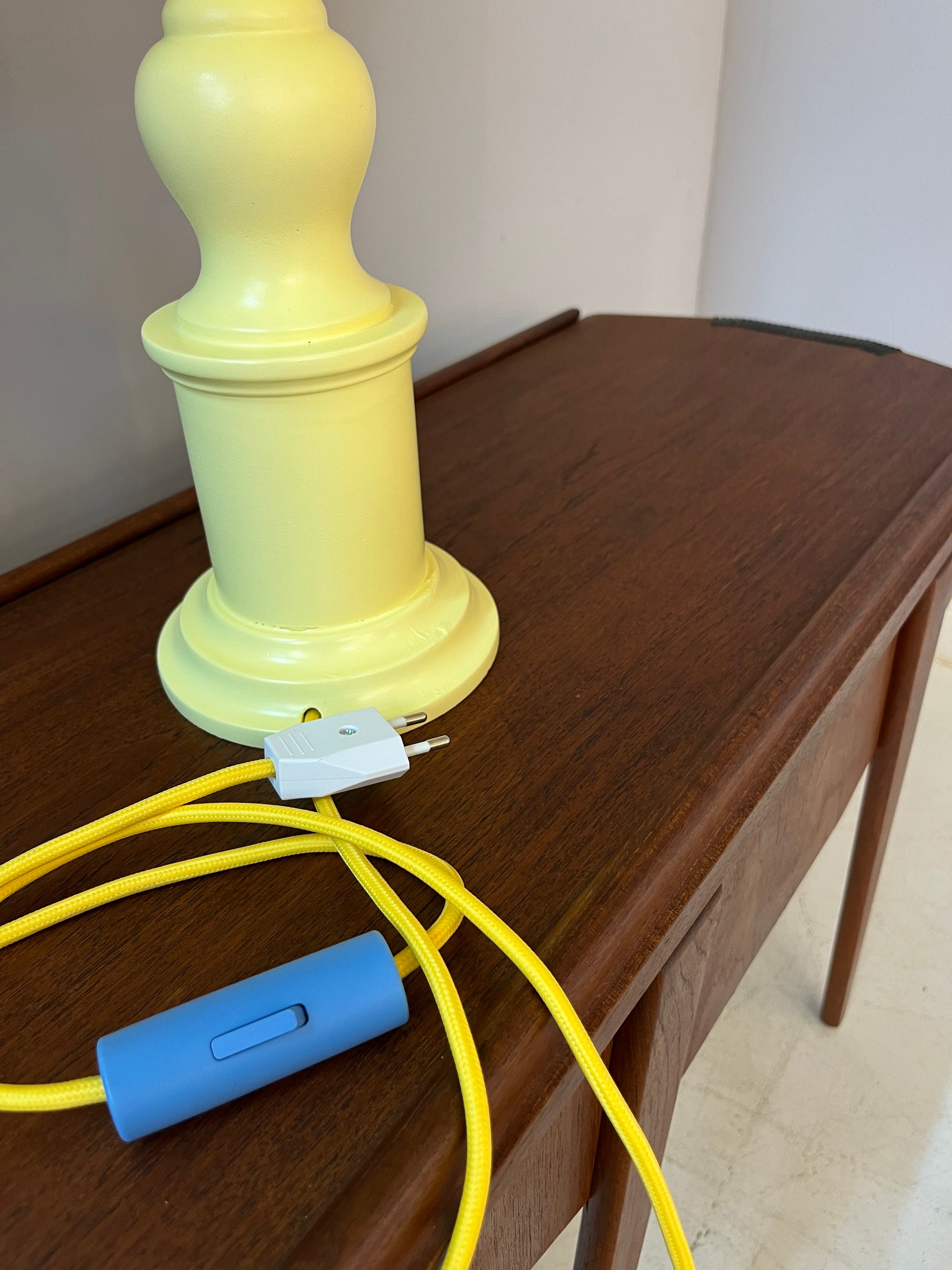 Tischlampe butteryellow neu lackiert