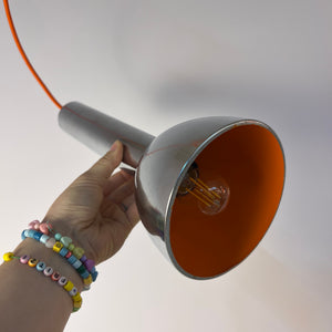 Spotlampe Chrom mit orangem Akzentschirm