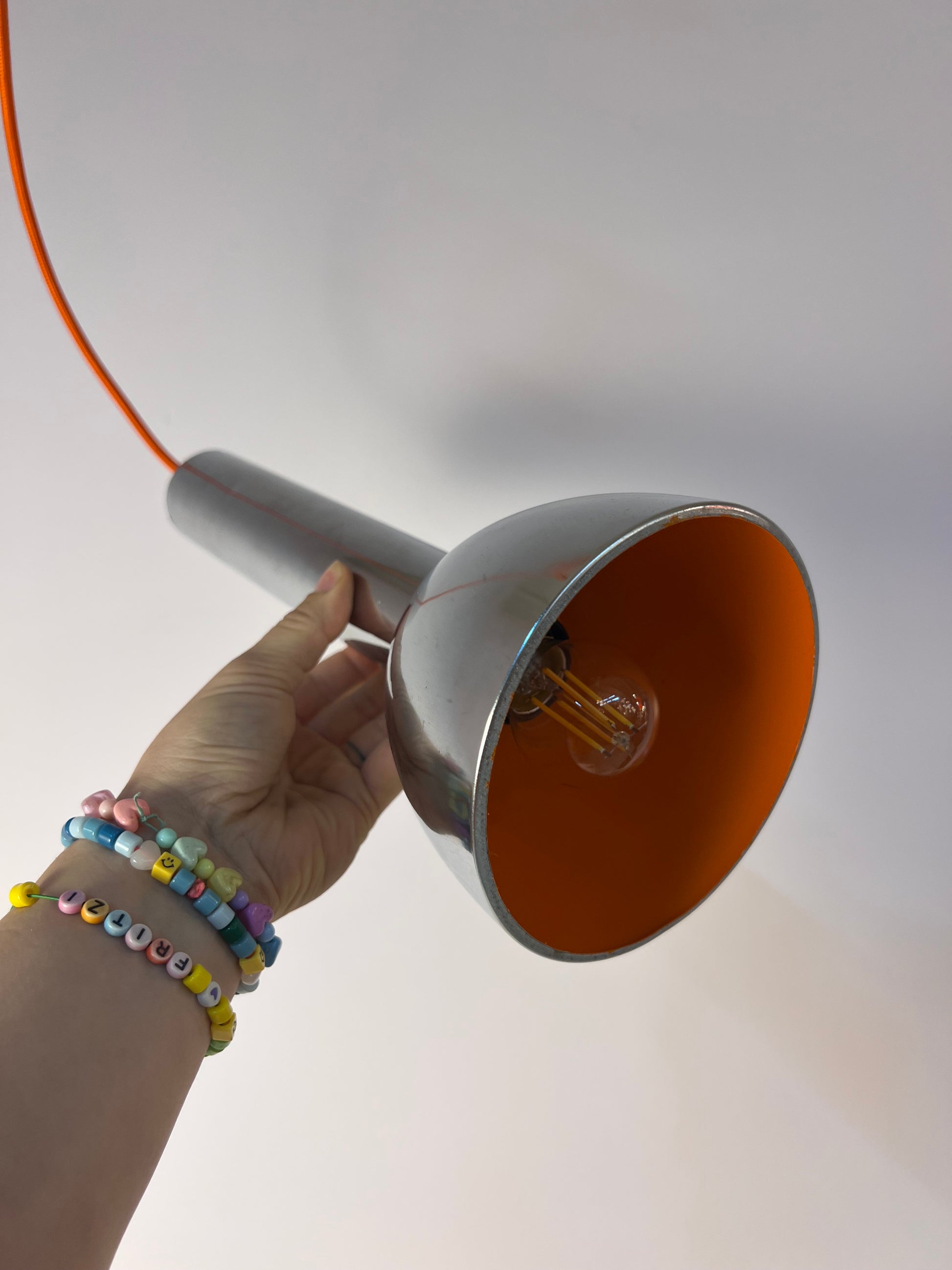 Spotlampe Chrom mit orangem Akzentschirm