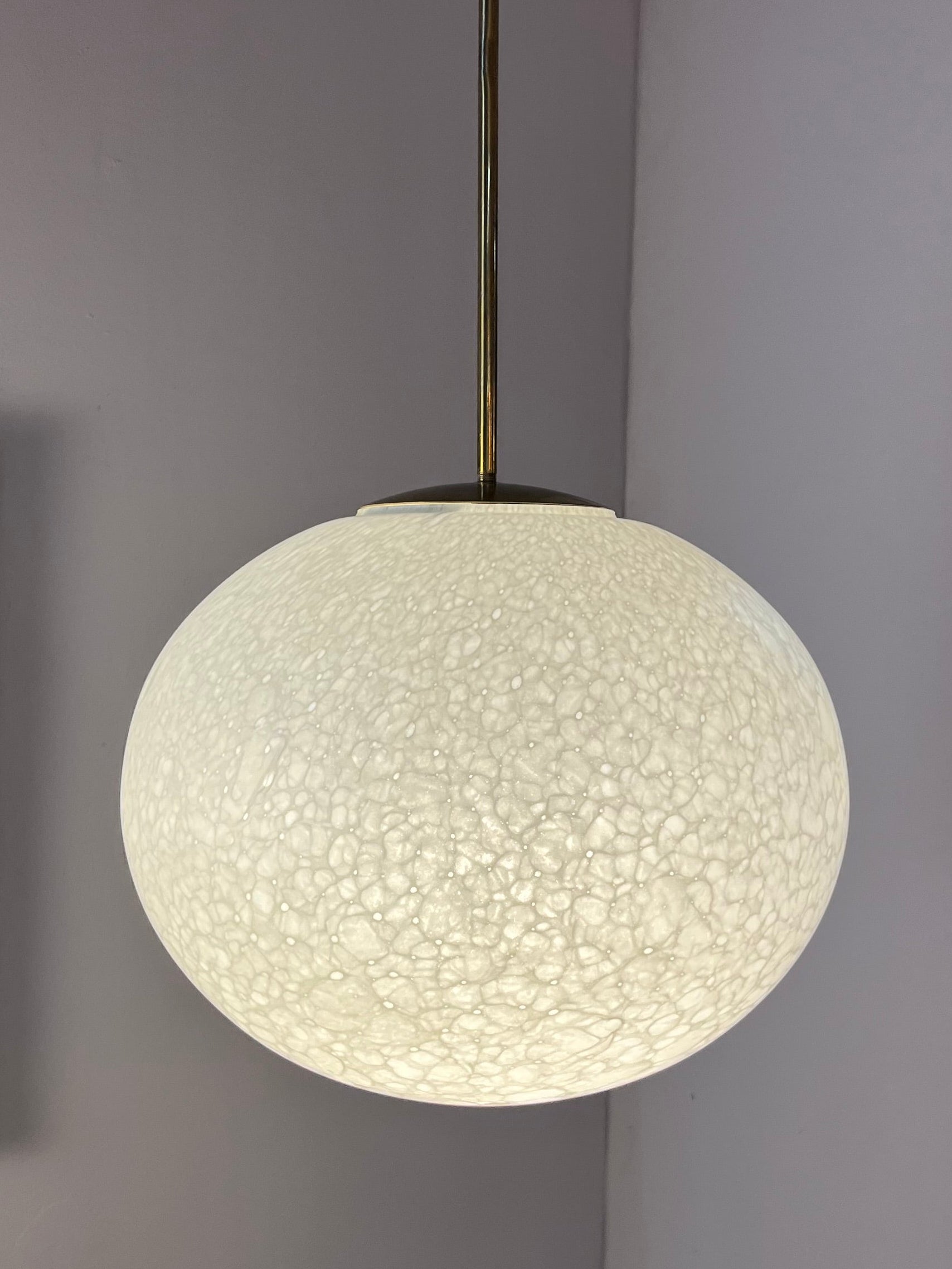 Kugellampe weiß Glas Messing von Peill & Putzler