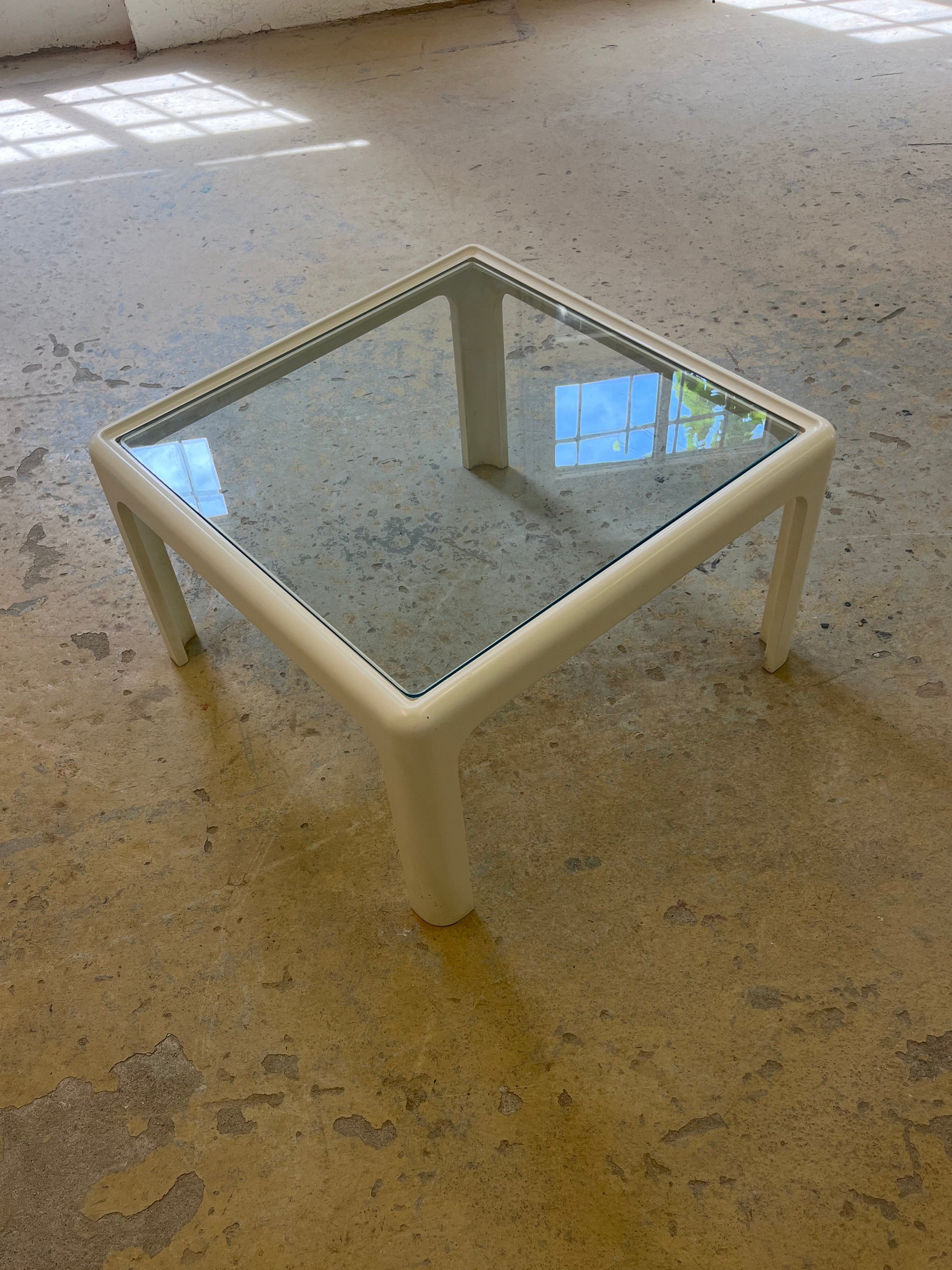 Quadratischer Couchtisch weiß Glas von Peter Ghyczy für Horn Collection