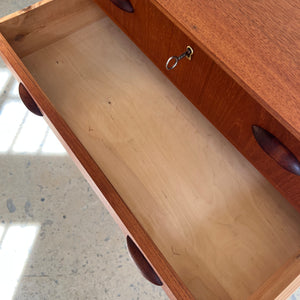 Kommode Teak mit Details in Eiche & Muschelgriffen aus Dänemark