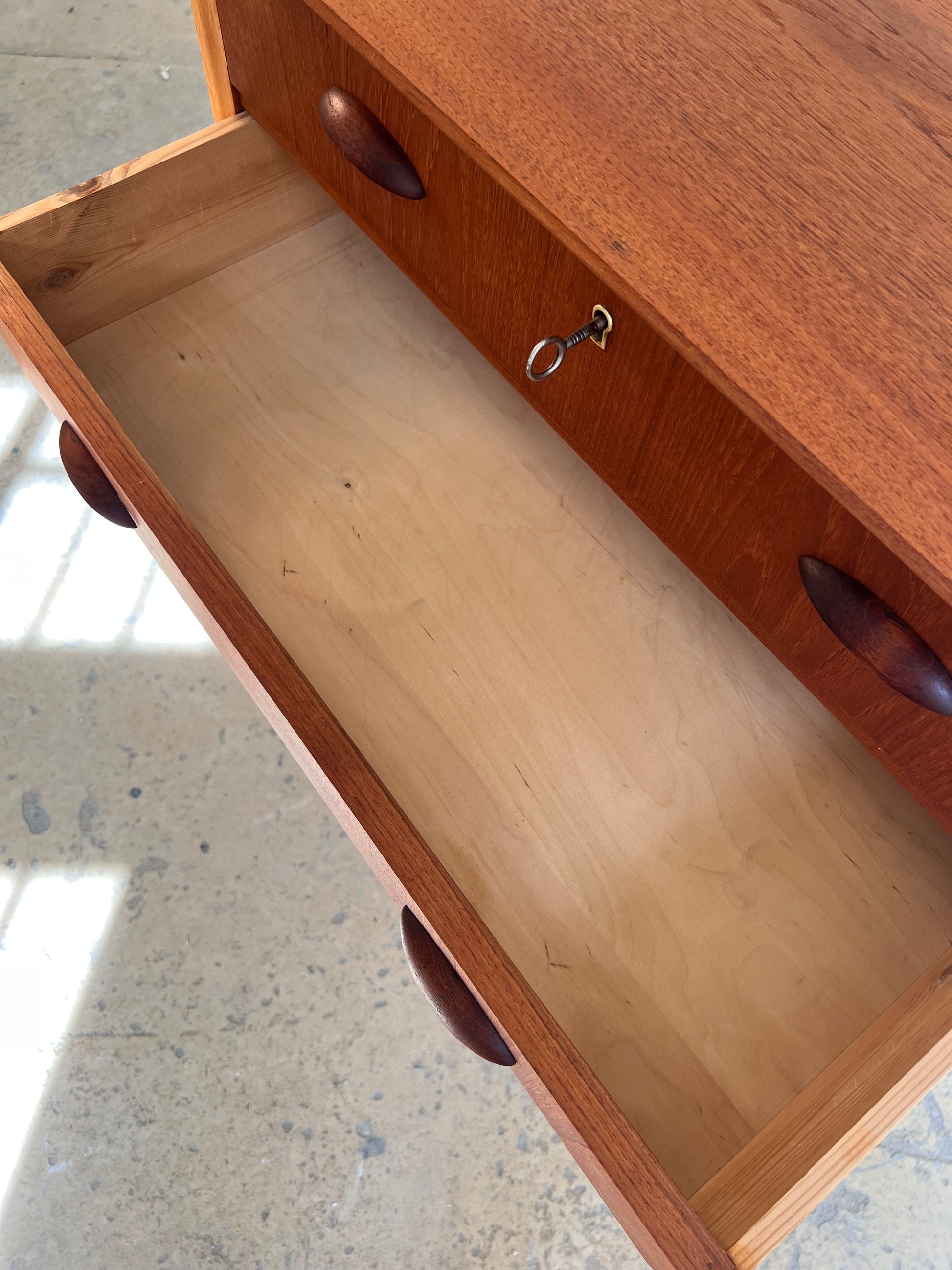 Kommode Teak mit Details in Eiche & Muschelgriffen aus Dänemark