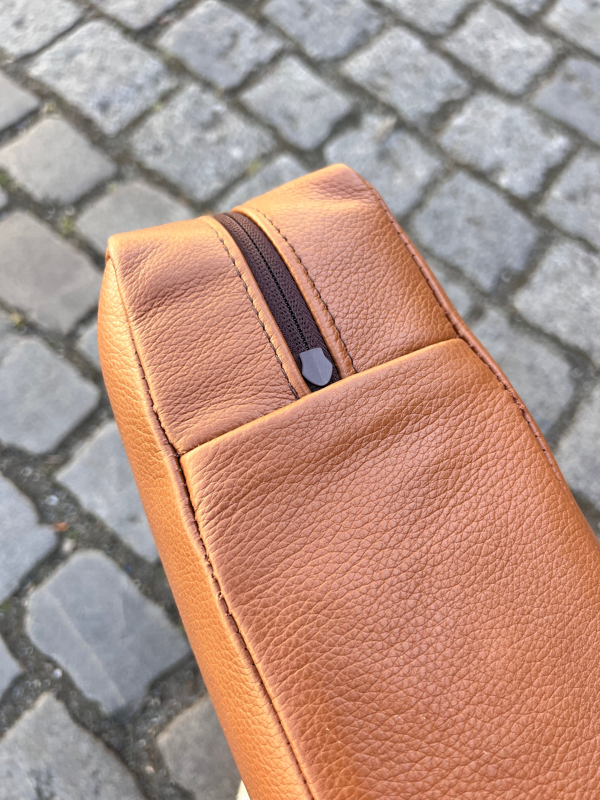 Hocker mit Lederkissen von Hans J. Wegner