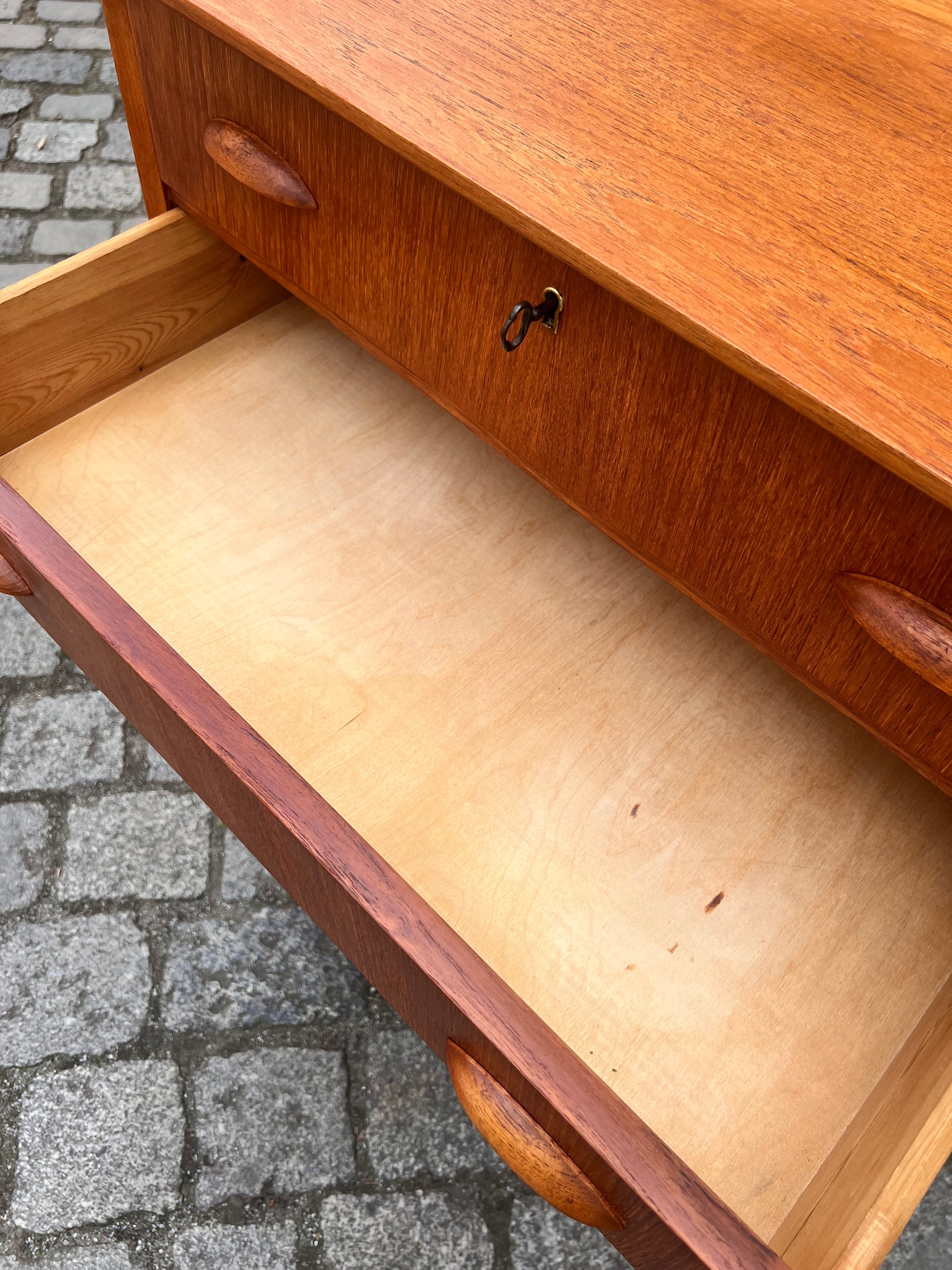 Kommode Teak mit Muschelgriffen aus Dänemark